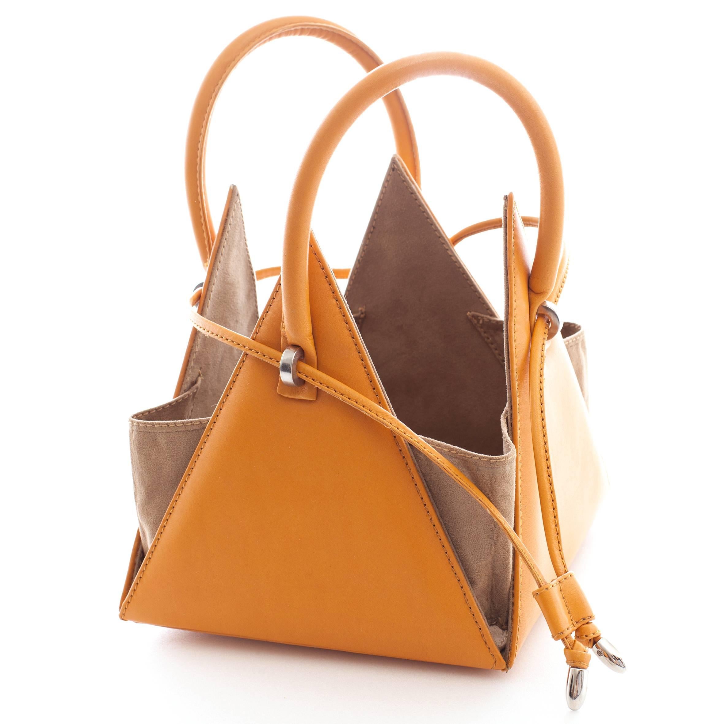 NitaSuri Lia Mustard Leather Pyramid Handbag In New Condition For Sale In Madrid, ES