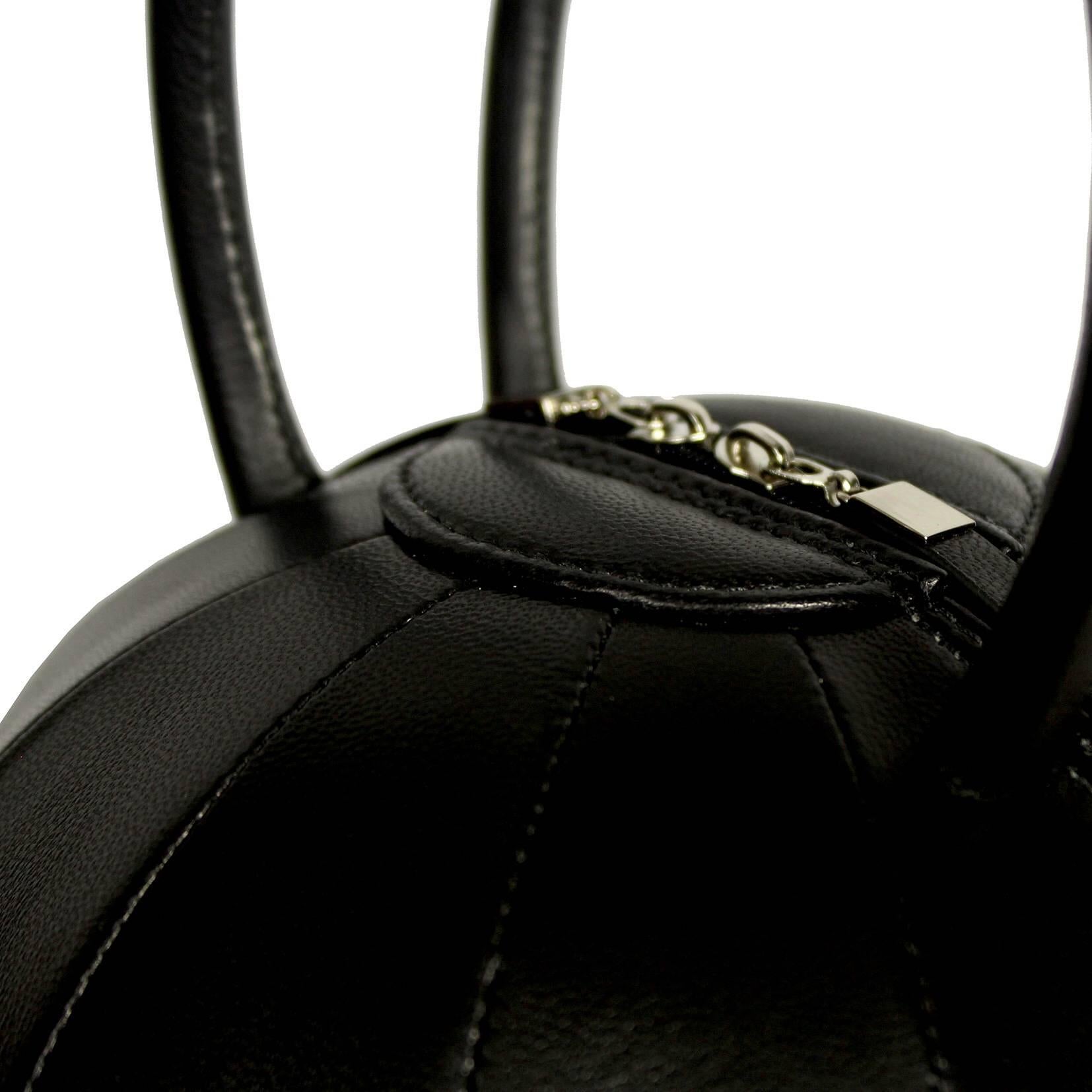 NitaSuri Pilo Black Leather Sphere Handbag In New Condition For Sale In Madrid, ES