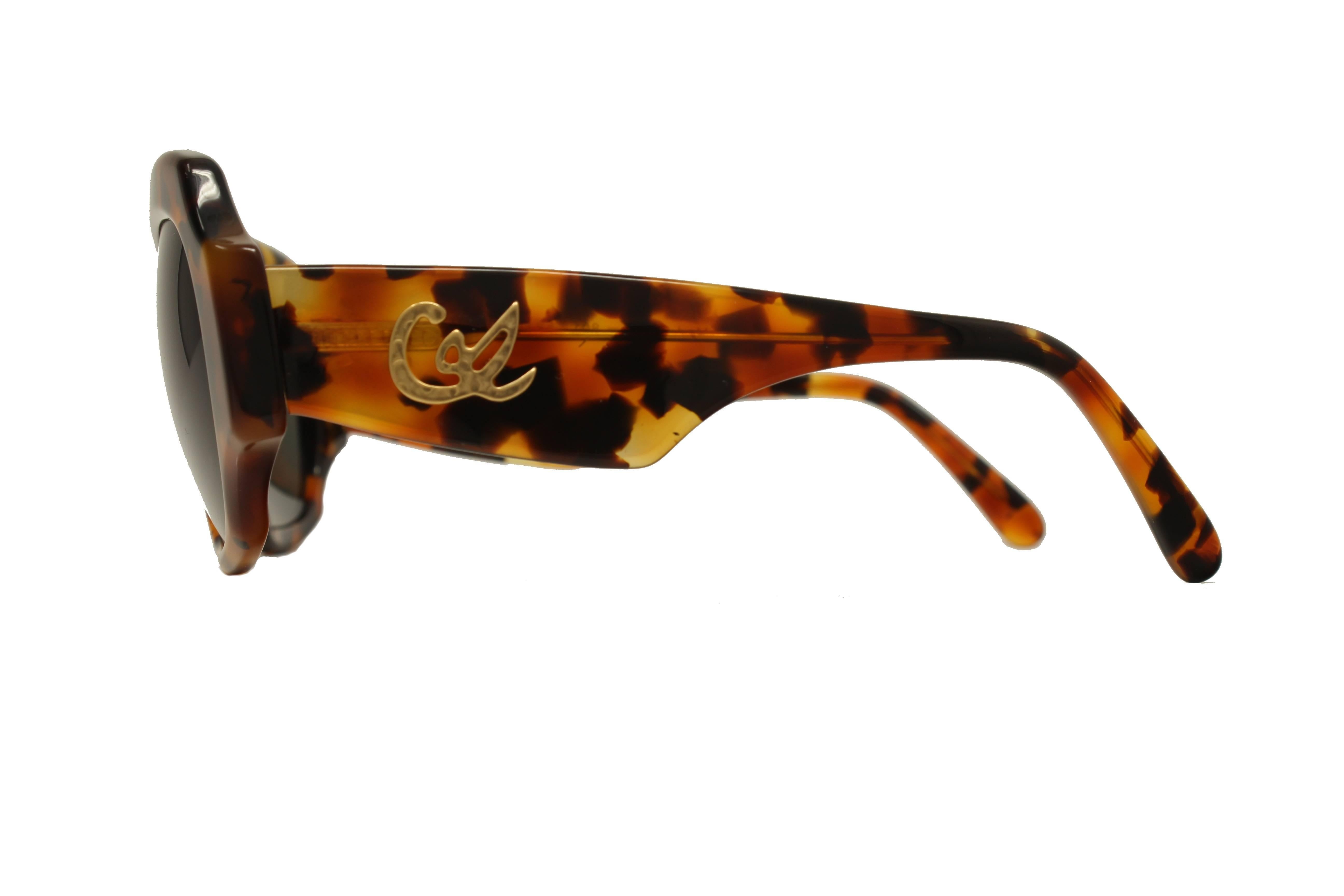 New Vintage Christian Lacroix Sunglasses. Classical square shape, delightful colour in acetate.
Both temples have the designer signature. Never worn.

Measurements
- Distance between temples = 130 mm
- Temple length = 120 mm
- Horizontal diameter of