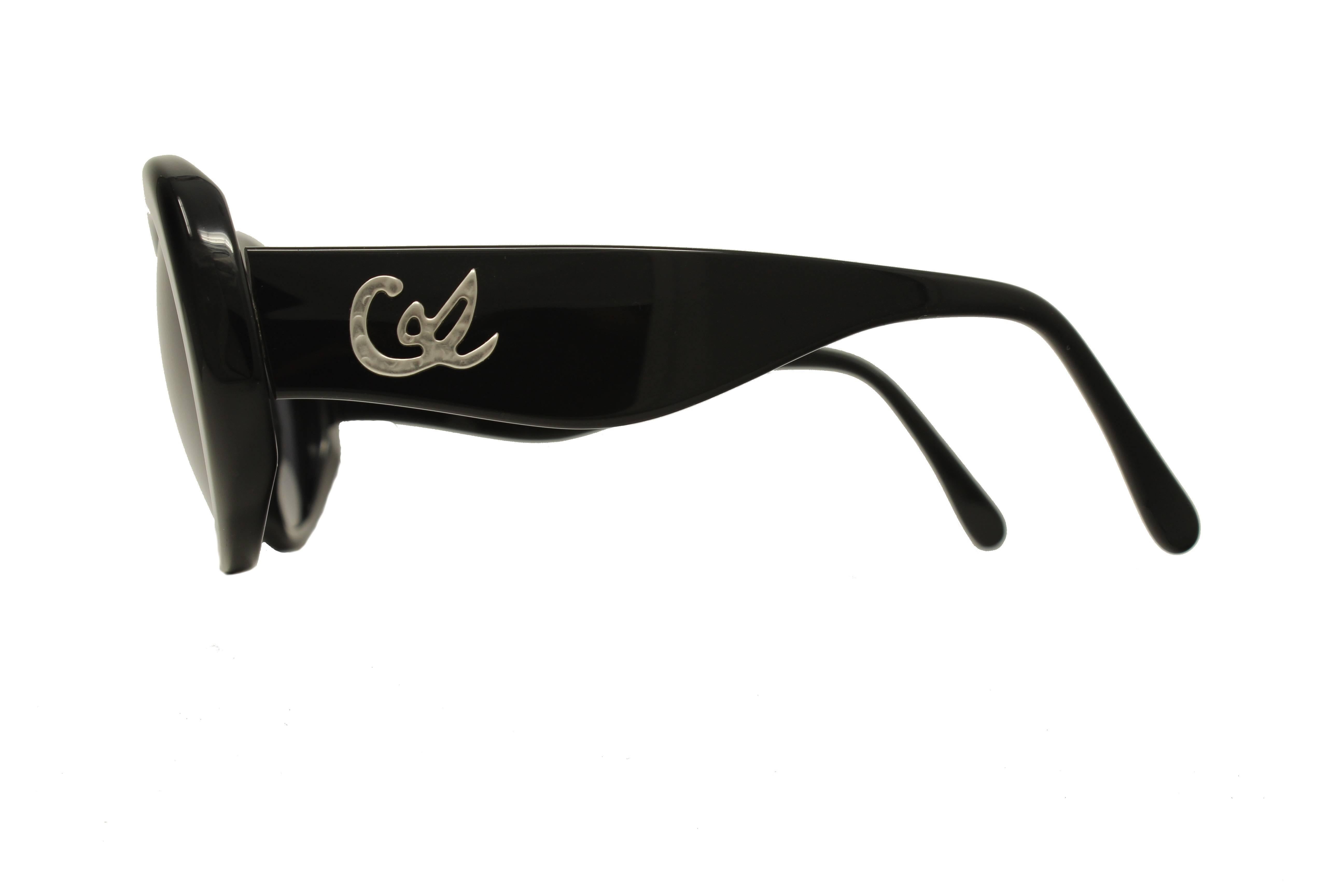 Christian Lacroix vintage sunglasses. This model has an elegant and classic shape in black acetate.
The grey uniform lenses are category 3 and provide 100% UV protection. Both temples have the designer signature.


Measurements
- Distance between