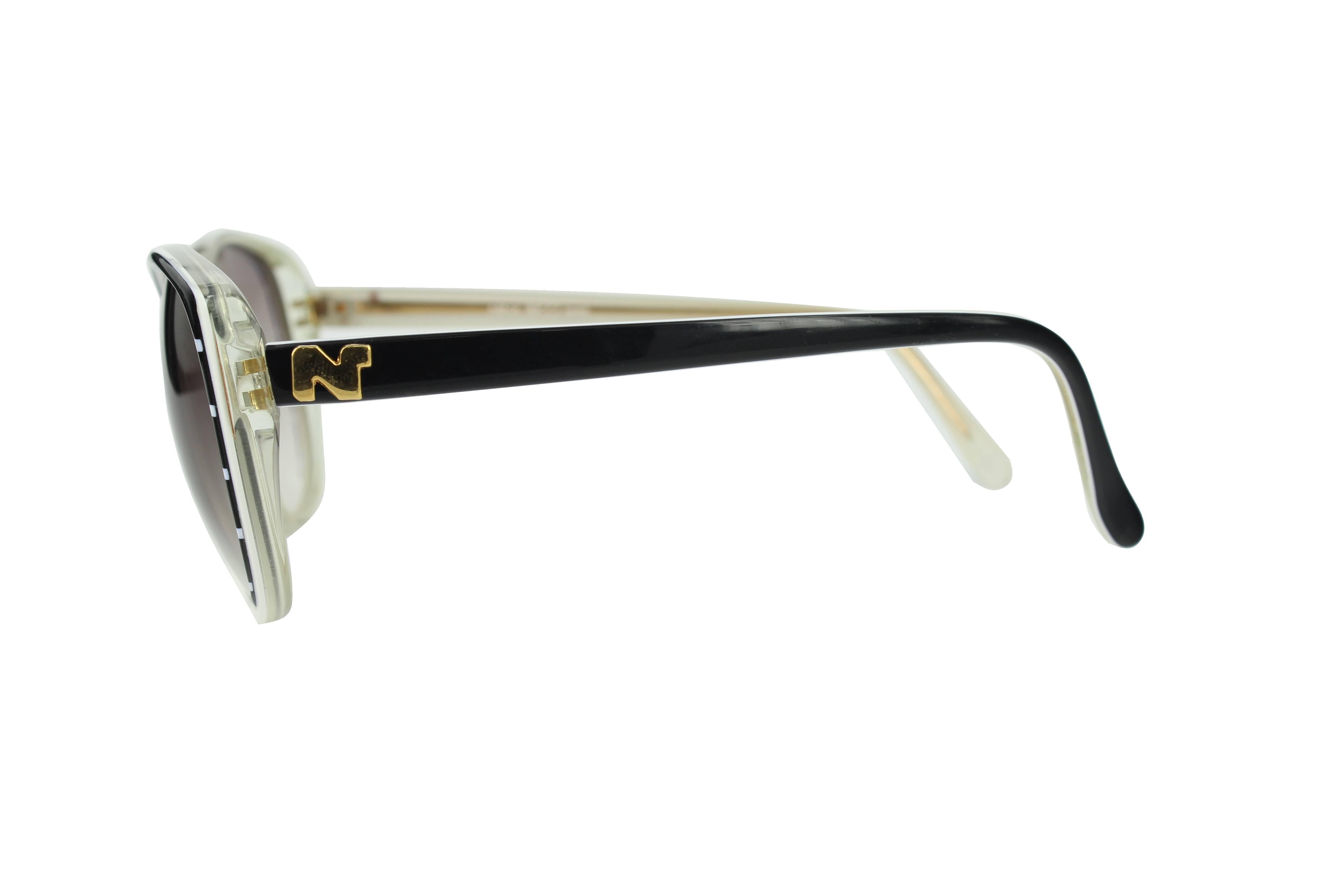 Exclusive model designed and manufactured in the 70s by the prestigious French brand Nina Ricci.
It is a unique high quality handmade piece made of acetate. On both sides, on the rods, it has the distinctive "N" characteristic of the