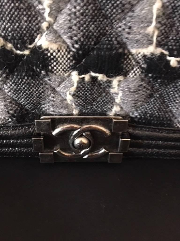 Chanel Medium Gray Caviar and Tweed Boy Bag In Excellent Condition For Sale In Melbourne, AU