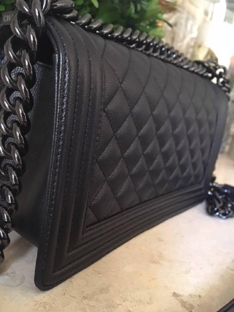 Chanel Medium SO black Boy Bag in quilted Caviar Leather . 4