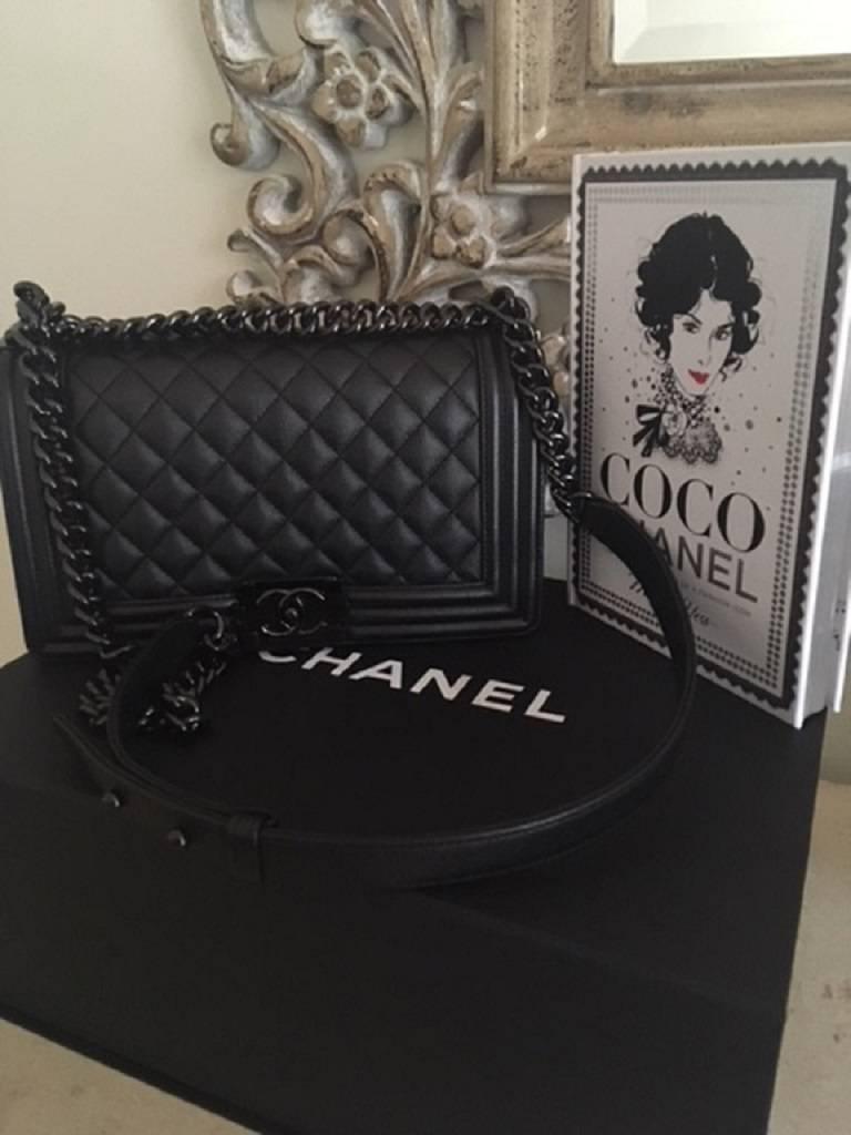 OLD MEDIUM SIZE . Bag is Store fresh . 

This bag is sold out worldwide.  It features the classy caviar leather with the so black
chain hardware and CC push lock closure. Inside the bag is an open pocket . The handles can be worn as a single or
