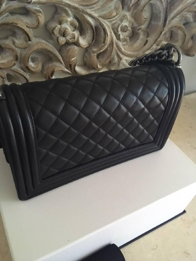 Chanel Old Medium boy bag in quilted lambskin leather with Ruthenium Hardware  7
