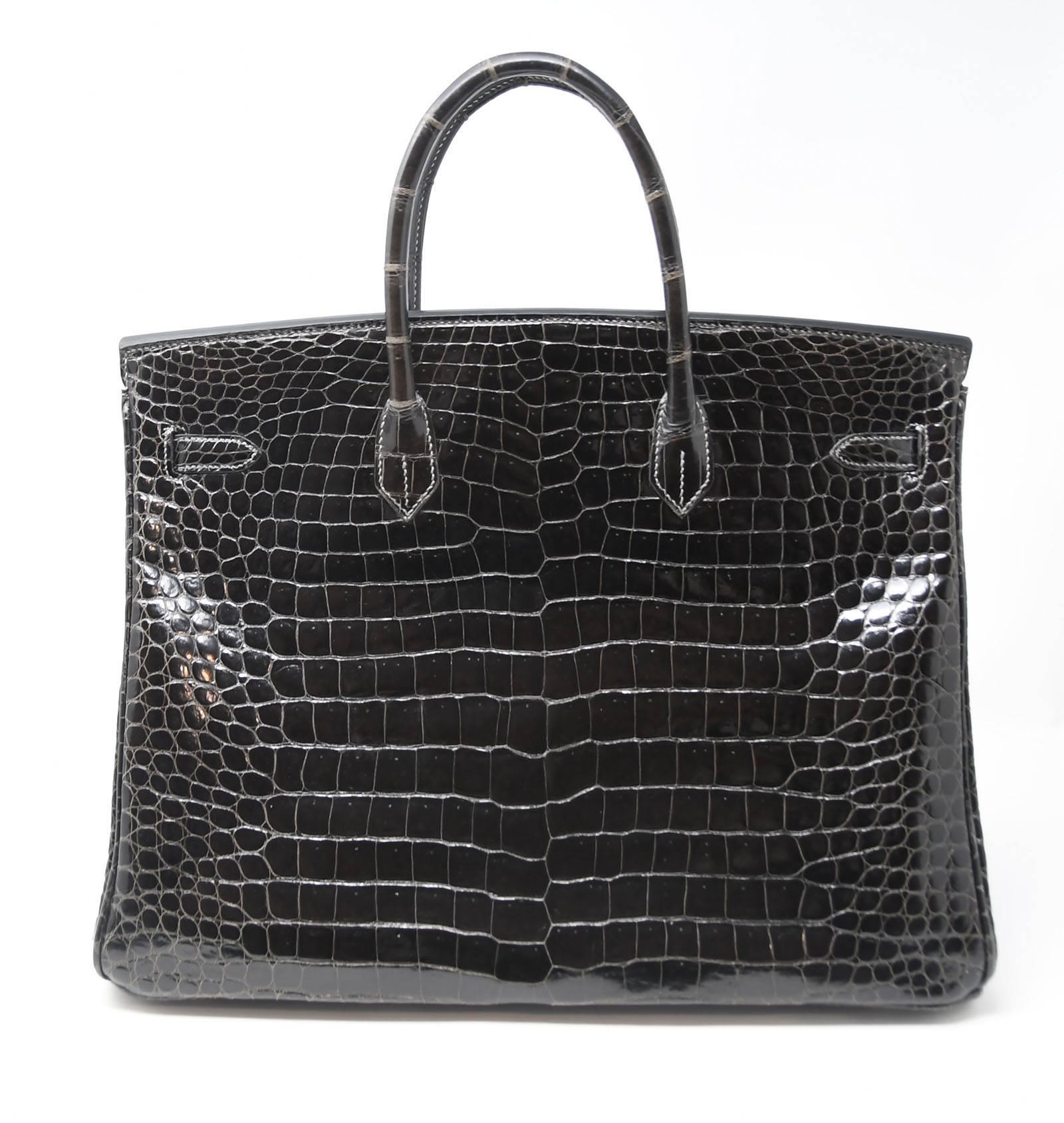 This magnificent Graphite Porosus Crocodile Hermès Birkin 40 has a very sophisticated look. It has palladium hardware, tonal stitching, a front toggle closure, a clochette with lock and two keys, and double rolled handles. Pristine condition with