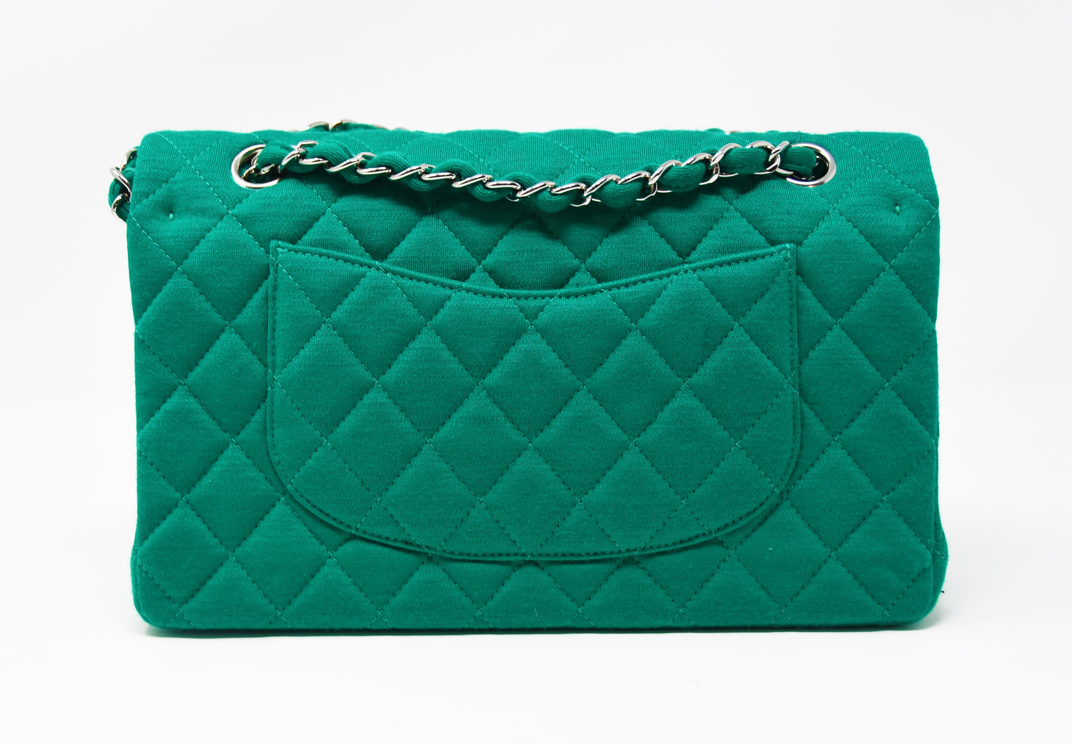 Classic Chanel chain shoulder bag in emerald green knit jersey with leather interior.  Silver hardware with chain shoulder strap.  Medium size double flap bag in a very rare knit jersey.

Condition: New with tags.  Comes in original Chanel box with