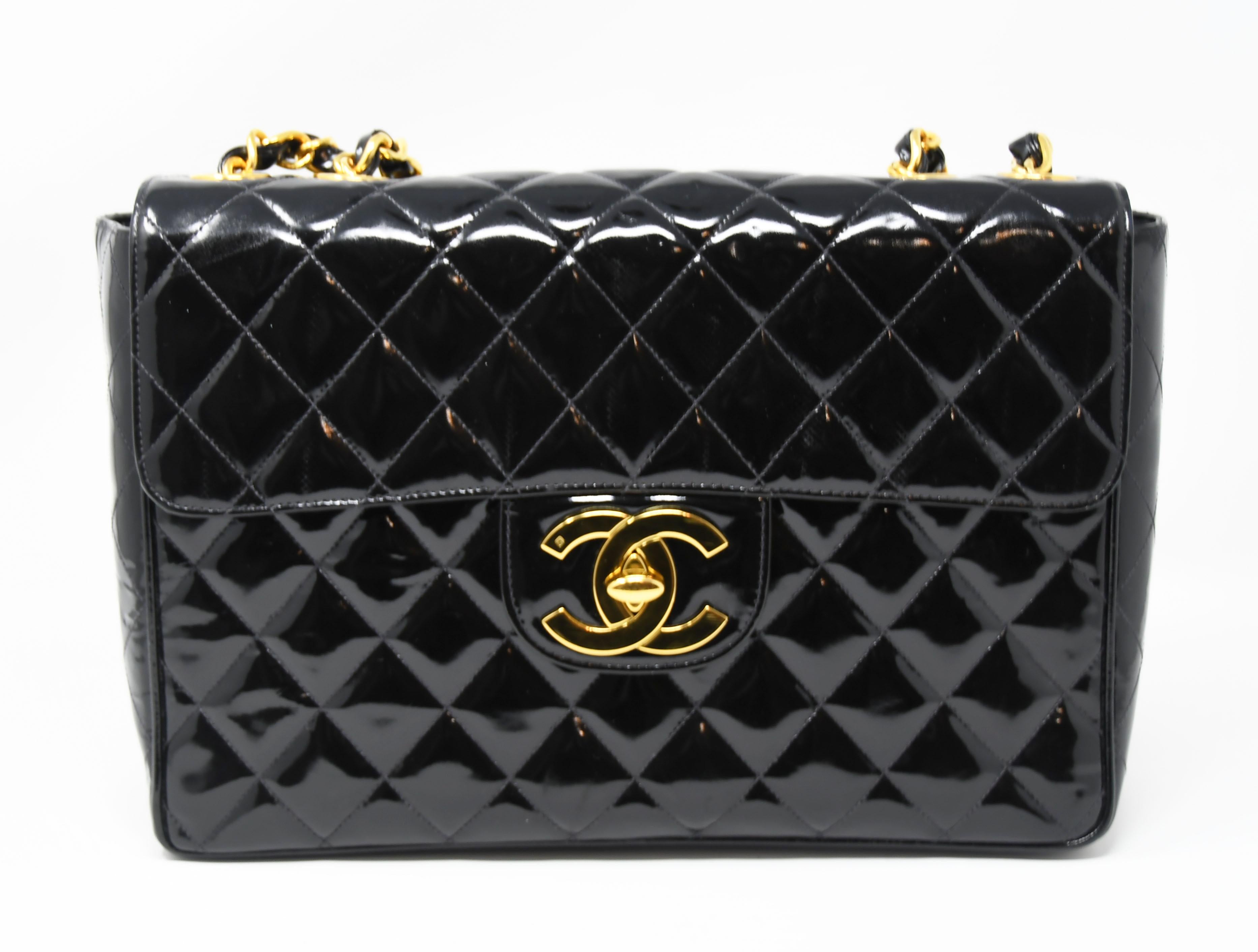 Vintage Chanel jumbo double flap bag in a gorgeous black patent leather with gold hardware.  Rare find in patent leather.  Features thick chain straps and signature CC logo closure.

Condition: Excellent vintage condition

Measurements: 12