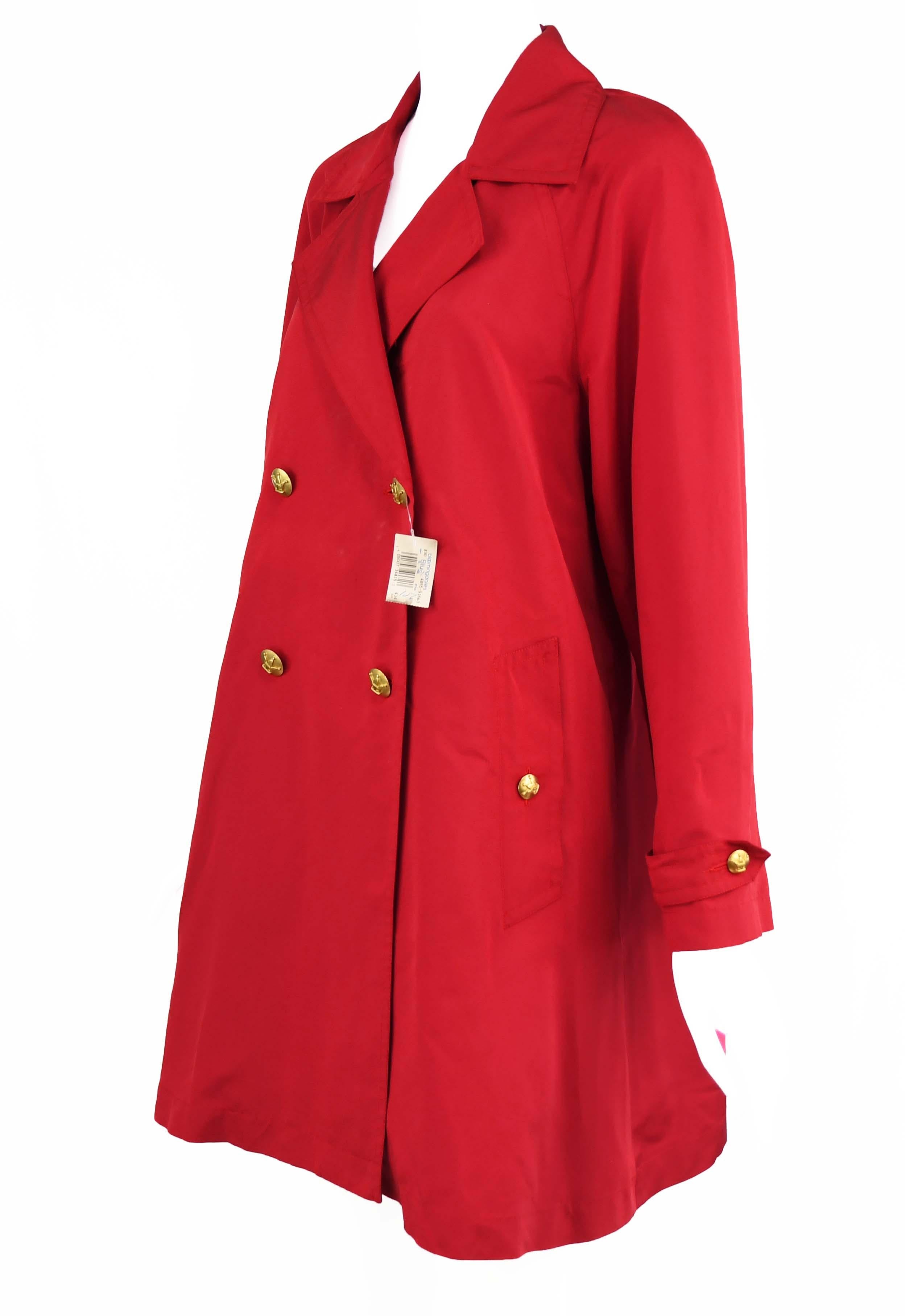 Classic A-line vintage Chanel red rain coat with beautiful gold buttons with crowns.  Double breasted with a peak lapel collar. 

Size: FR 34

Condition: Very good vintage condition.  Very light white fading on the front of the coat, hardly
