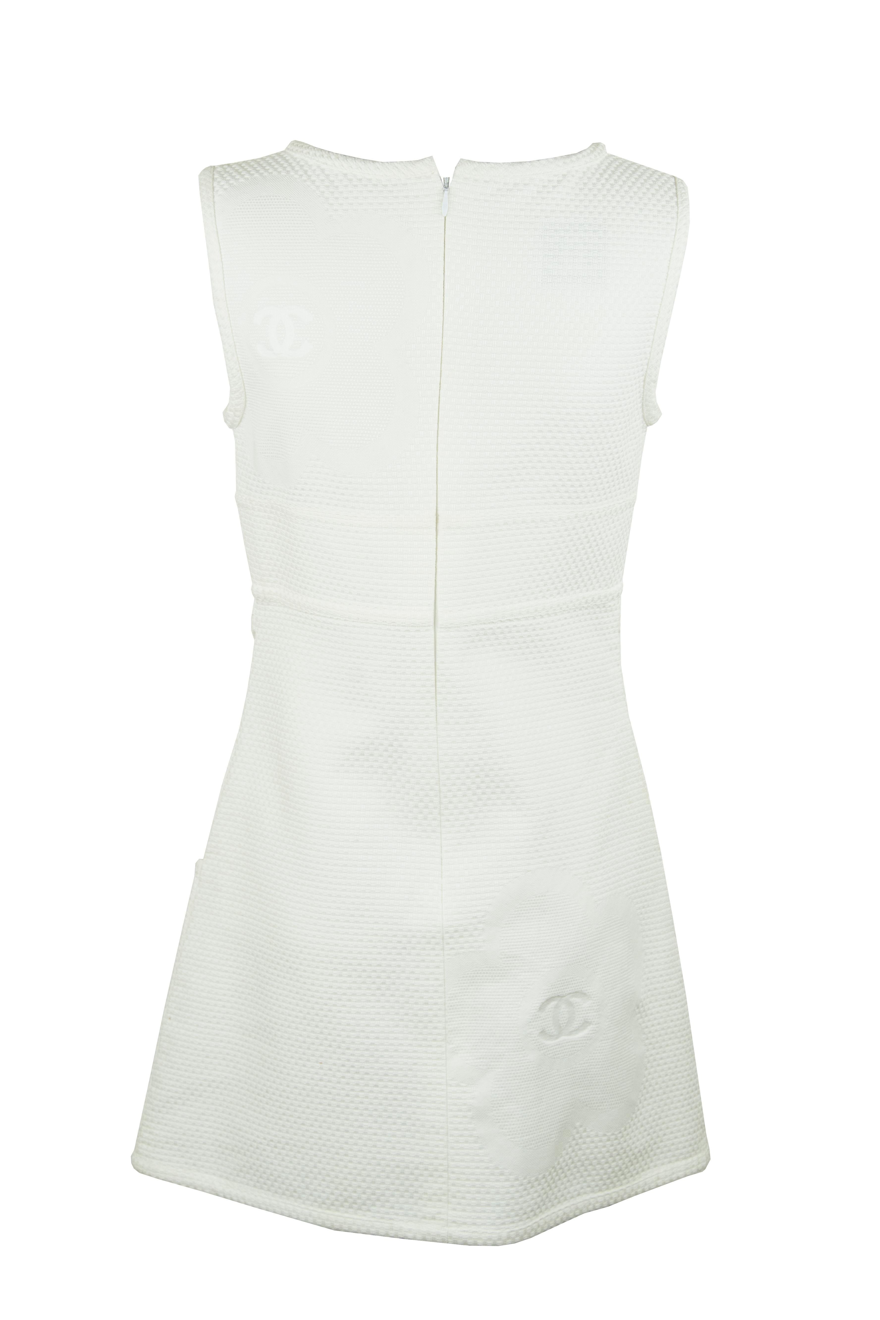 Adorable pique a-line dress to throw on for summer.  A gorgeous white cotton pique with Chanel logos woven into the fabric.

Size: FR 38

Condition: In excellent condition

Made in France