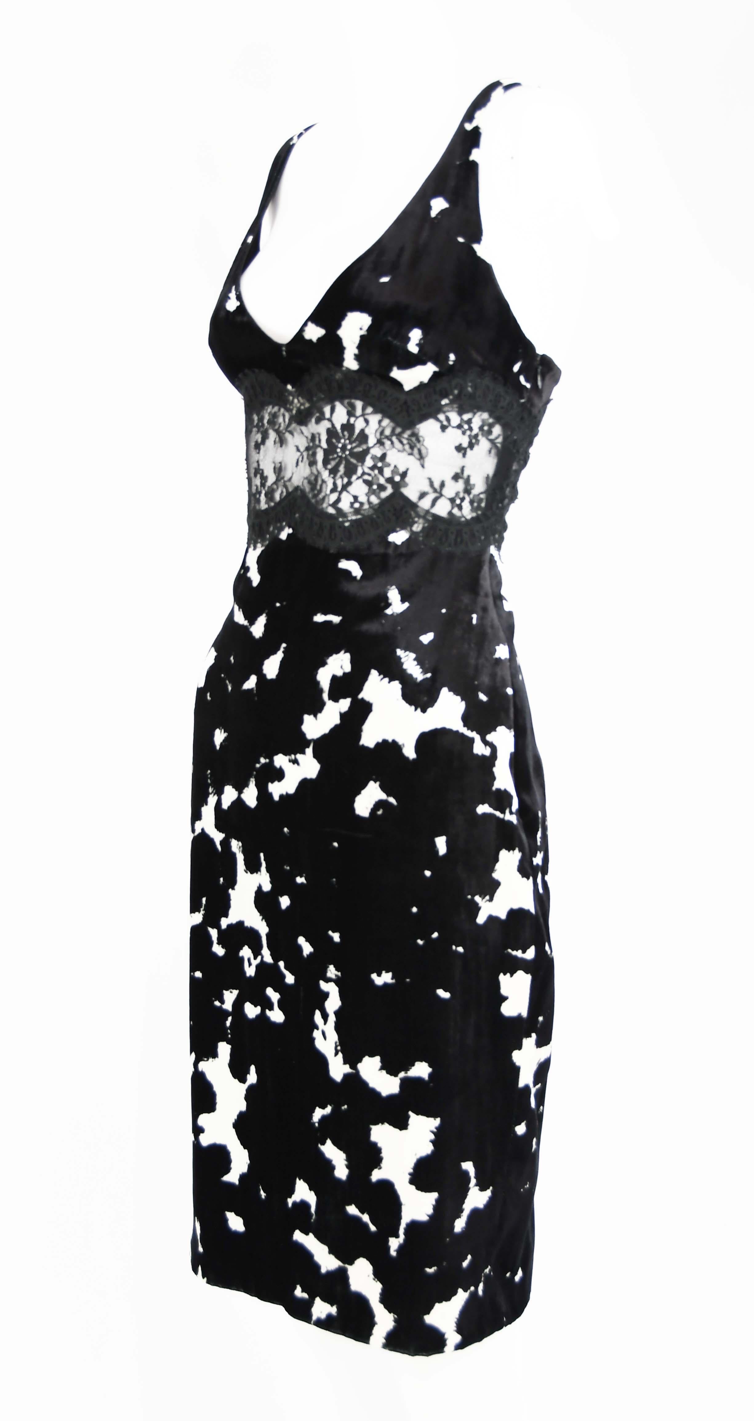 Fitted, sleeveless Versace black and white pattern dress in gorgeous velvet with a low v neck.  Lace insert under bust.  Perfect cocktail party attire.

Size: IT 42

Condition: Excellent condition

Composition: 81% rayon, 18% silk, 1% nylon

Care: