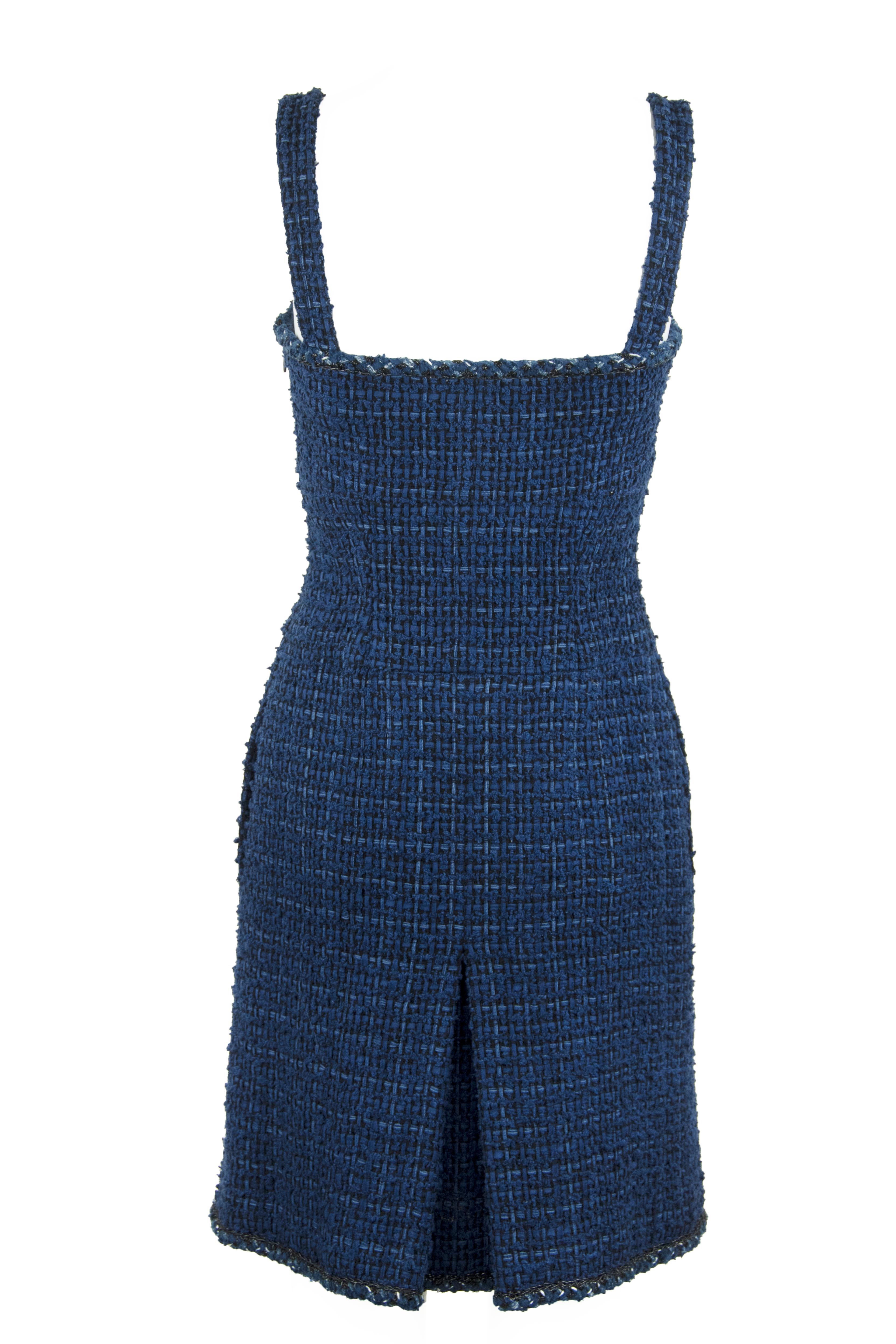 Classic navy Chanel sleeveless dress in a gorgeous cotton tweed with silk lining.  Features a large inverted pleat in the front and back.  Excellent choice for a luncheon, would look beautiful styled with a large hat.

Size: FR 36

Condition: