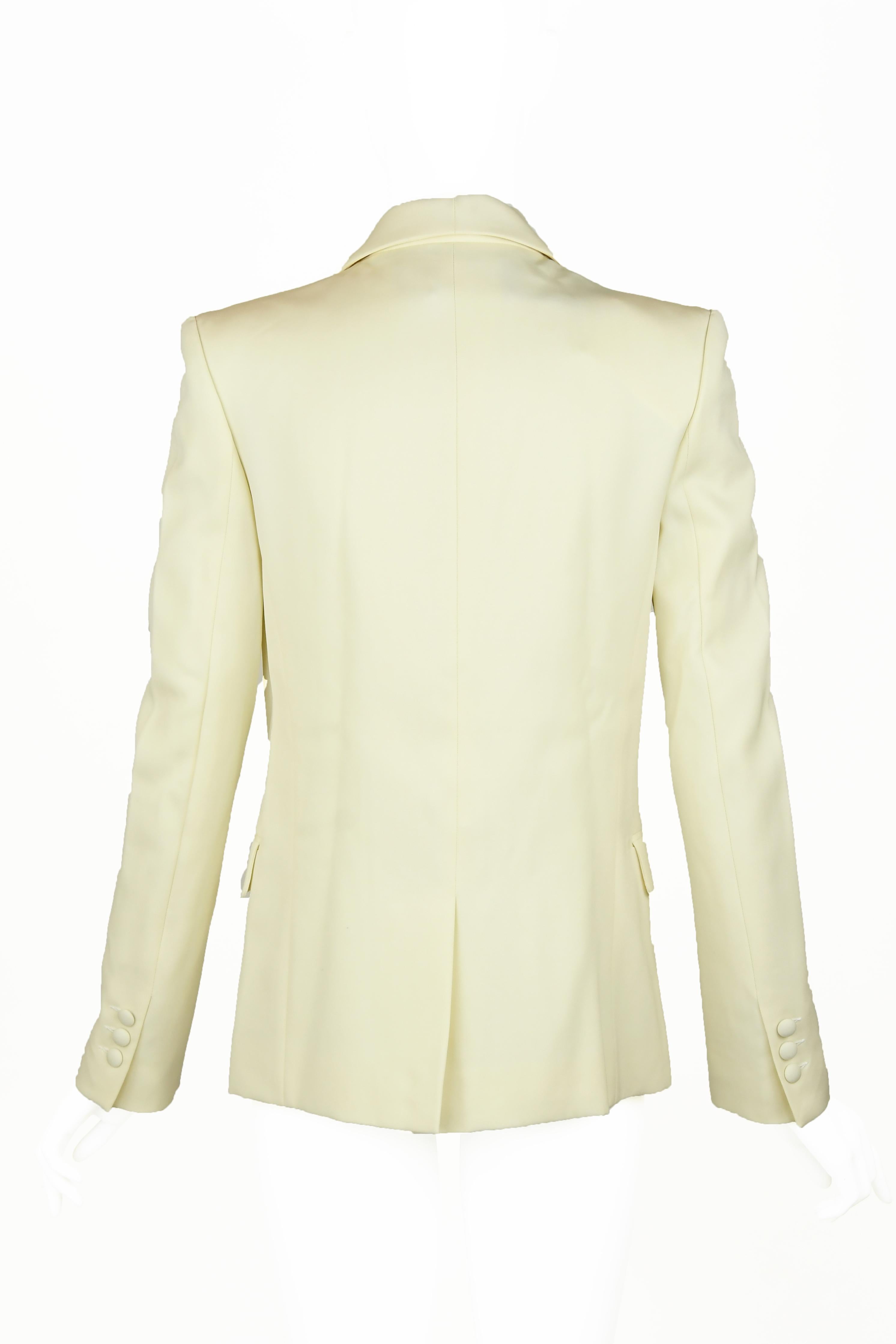 A boxier fit to this Balmain off white shawl collar blazer.  Beautiful and classic, looks great with jeans or dressed up.

Size: FR 34

Condition: Excellent

Composition: 100% wool / lining 52% viscose, 48% cotton

Made in France
