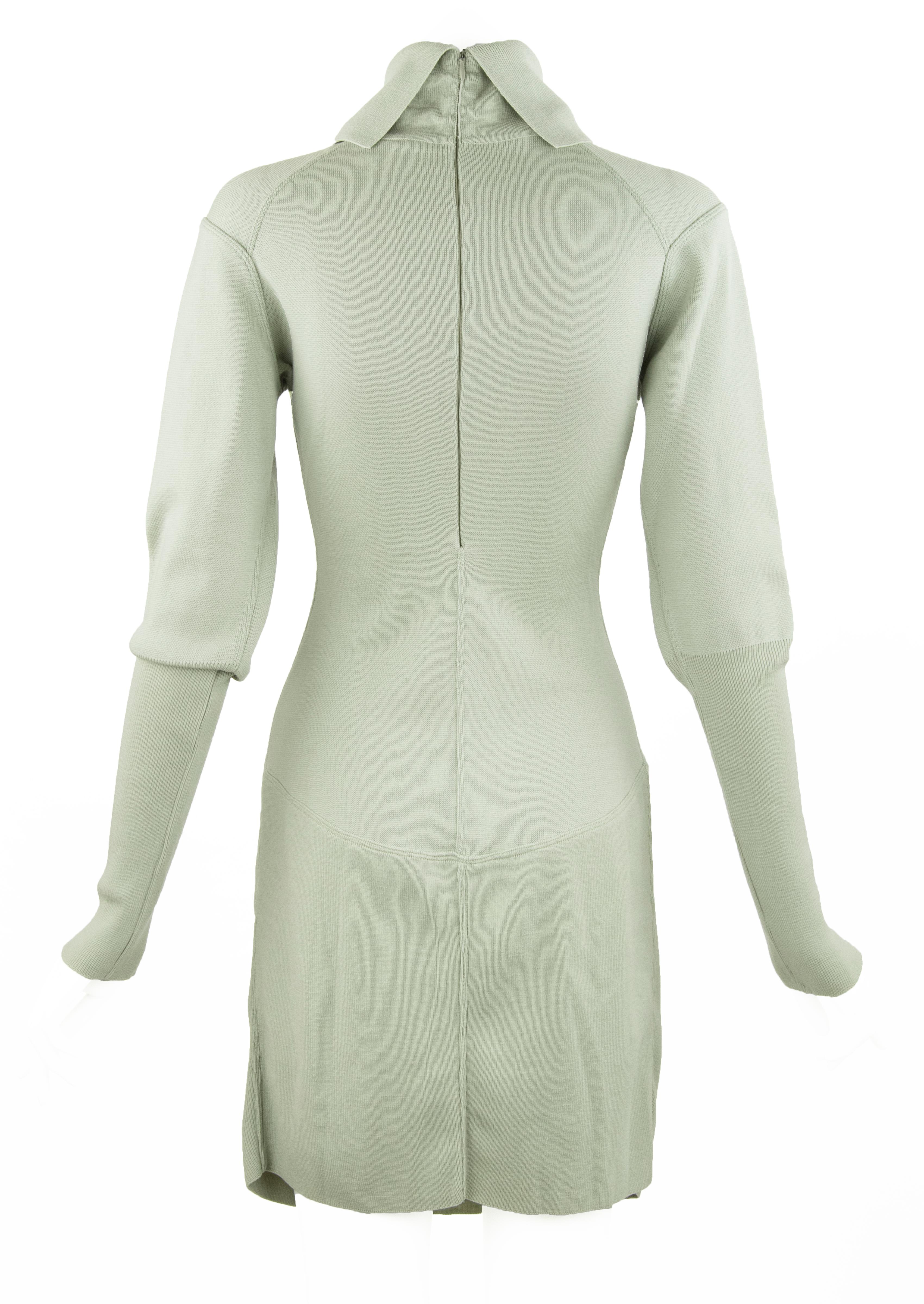 Beautiful light green knit vintage dress with cowl turtleneck and long sleeves.  Very chic look which can by styles and worn from the office to dinner.  

Size: S

Condition: Pristine vintage condition

Composition: 100% wool

Care: Dry clean