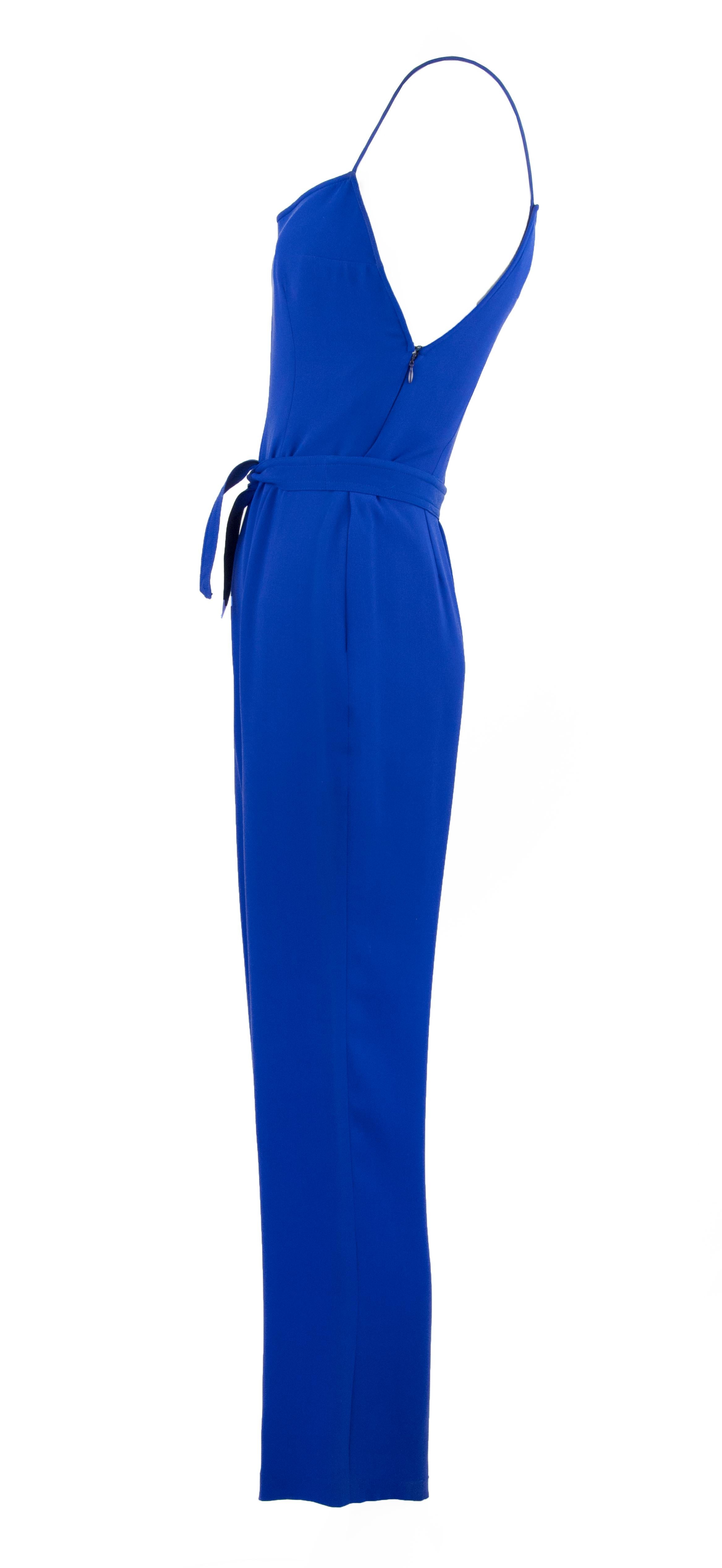 Very chic vintage Giorgio Armani jumpsuit with spaghetti straps and a fitted bodice.  Features cropped pants and a tie belt around the waist.

Size: IT 38

Condition: Pristine

Composition: 100% silk / lining 100% polyester

Made in Italy