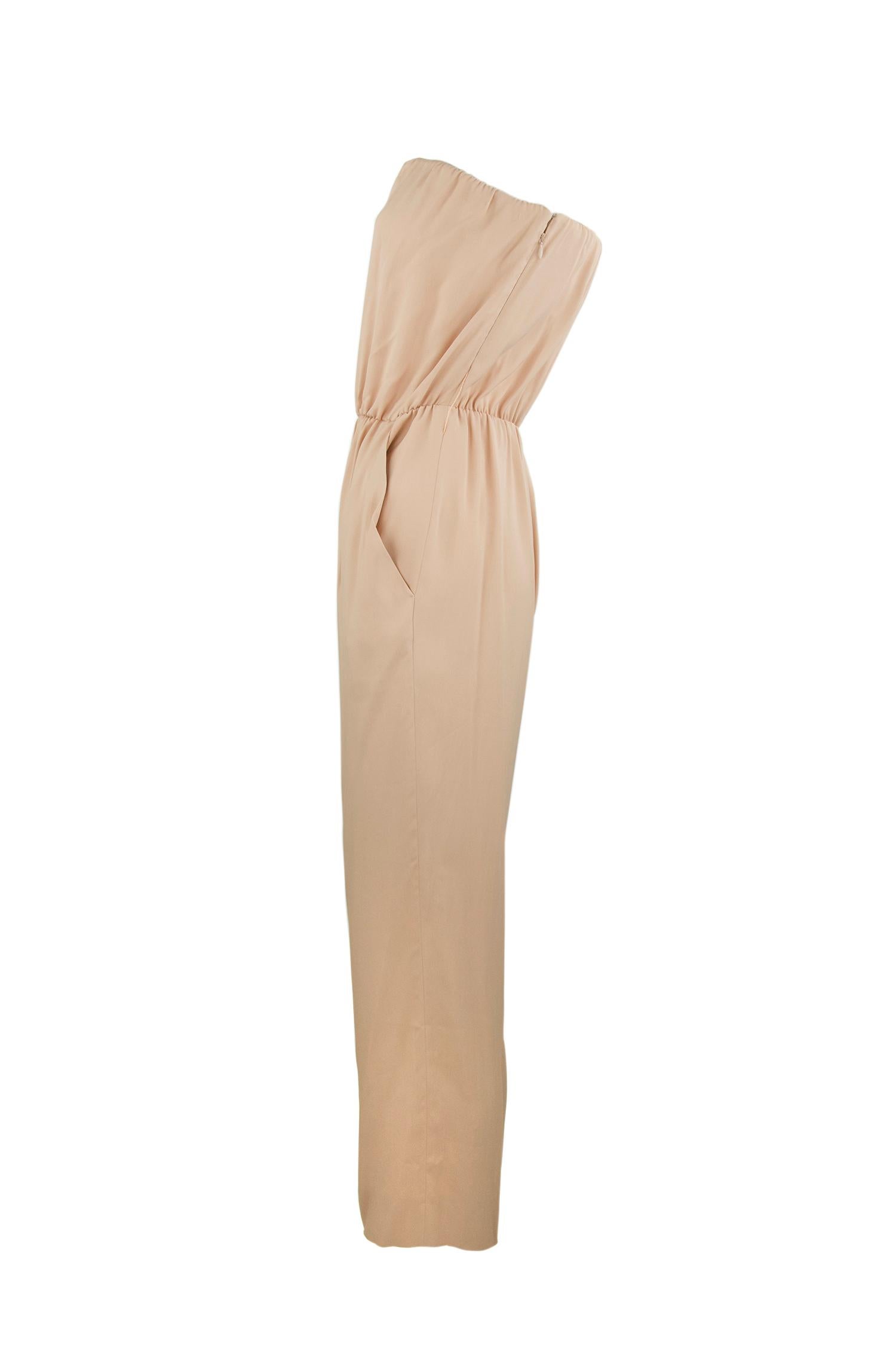 Sporty light pink strapless jumpsuit with an elastic top and waistline.  Looks great styled with pumps and long earrings.

Size: Size tag missing but approximate M

Condition: Pristine

Composition: 72% rayon, 24% silk, 4% spandex / lining 100%