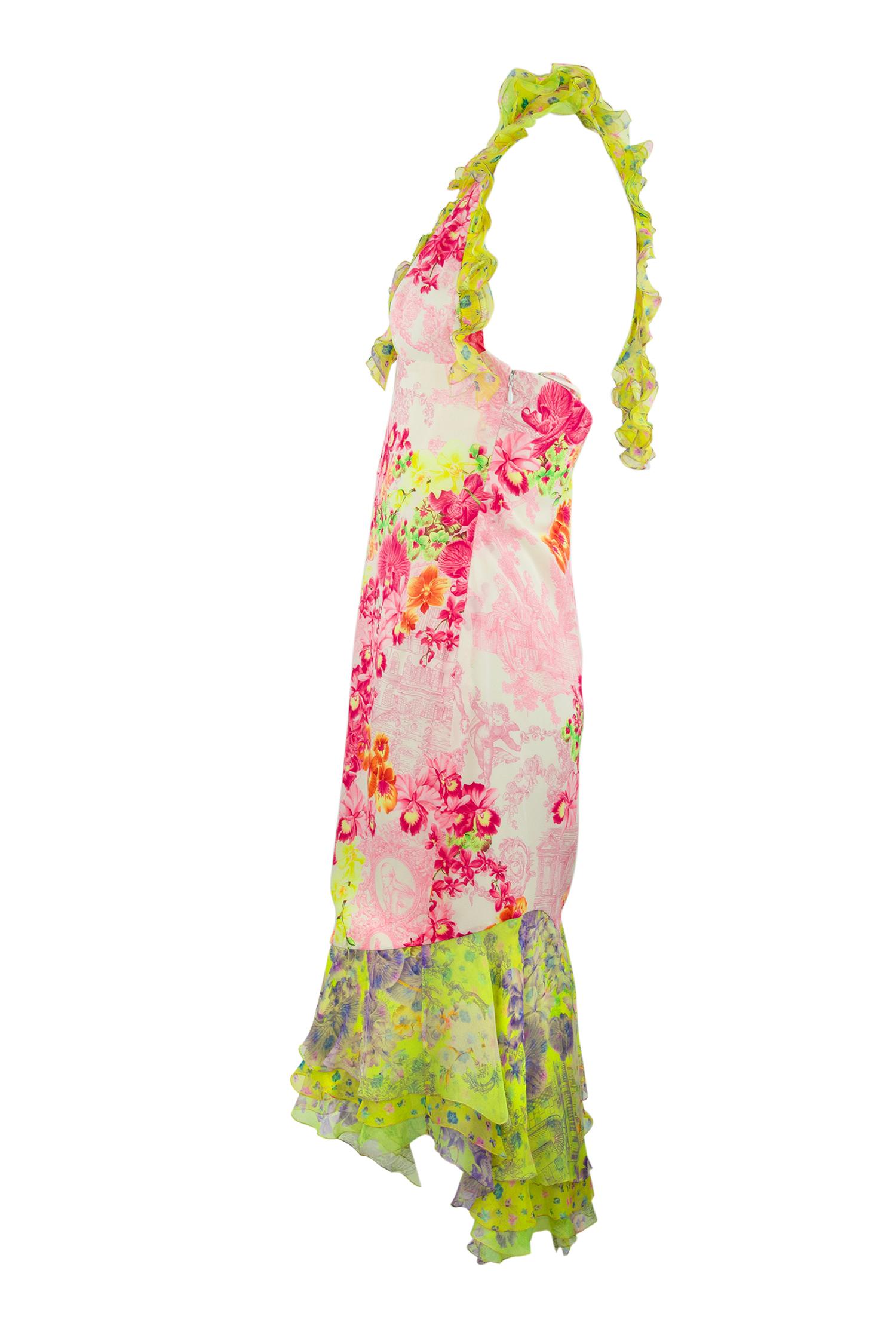 Wunderschöne leuchtende Farben schmücken dieses Kleid mit Blumendruck, ein seltenes und sammelwürdiges Stück von Versace.  Der Körperstoff ist aus leichtem, hellrosa Blumendruck.  Mit einem leuchtend grünen und gelben Kontraststoff auf dem Volant