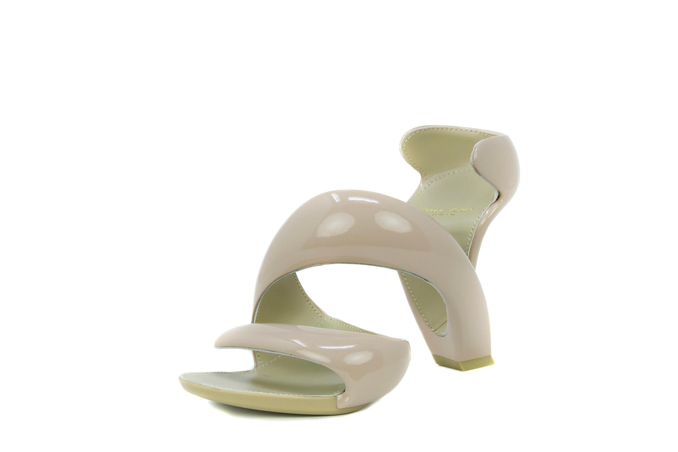 Get your hands on these rare Julian Hakes fashion forward Mojito sandals.  An incredibly unique and avant garde design composed of nude patent leather and lined in matte nude leather for comfort.  Features a rubber sole.

Size: 38

Condition: New in
