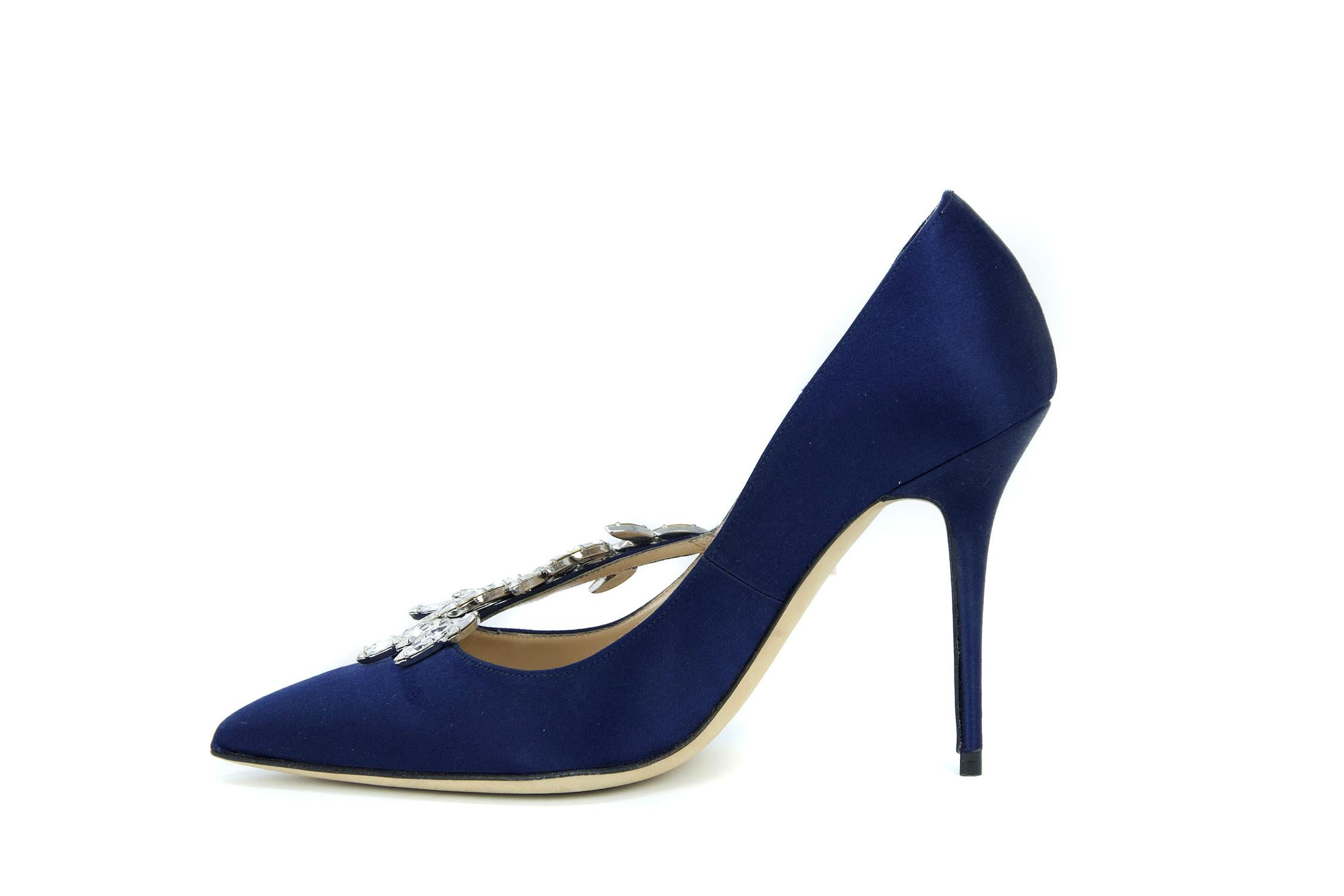 Simply irresistible navy satin evening pumps which are perfect for any formal black tie occasion. Beautiful crystal embellishment across the front with a closed, pointed toe.

Size: 36

Condition: New in original box