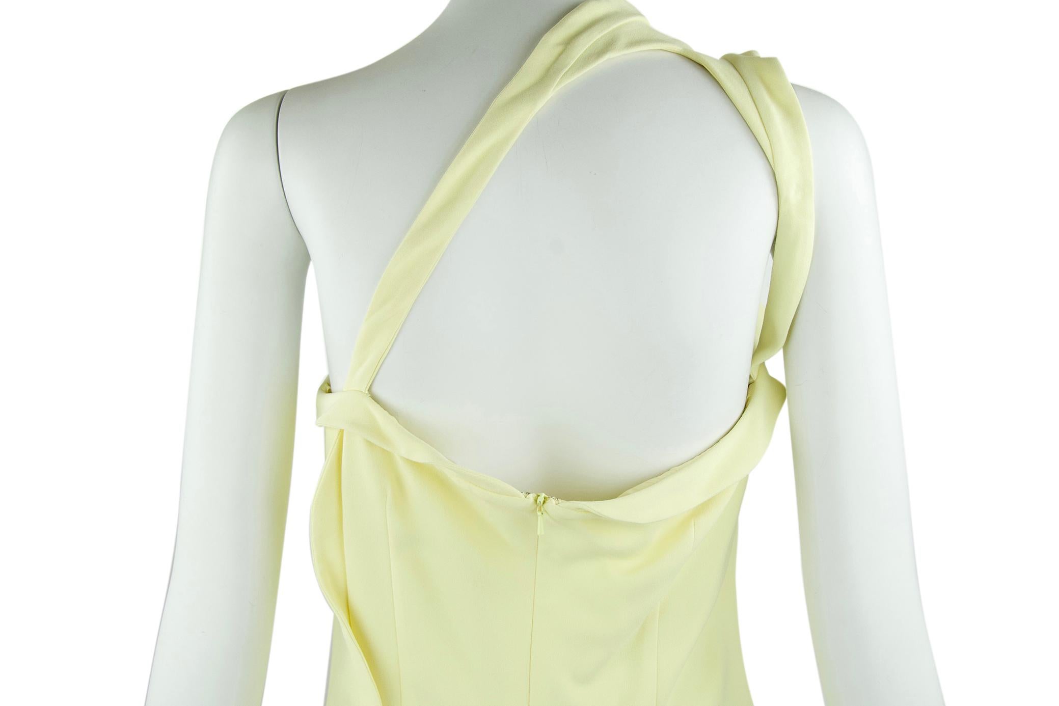 Modern and sleek, this Cushnie et Ochs dress is perfect for a spring/summer cocktail party or soiree.  A beautiful light yellow color with a one shoulder strap and slit.  Features ruffle detail.

Size: US 6

Condition: Pristine, likely never
