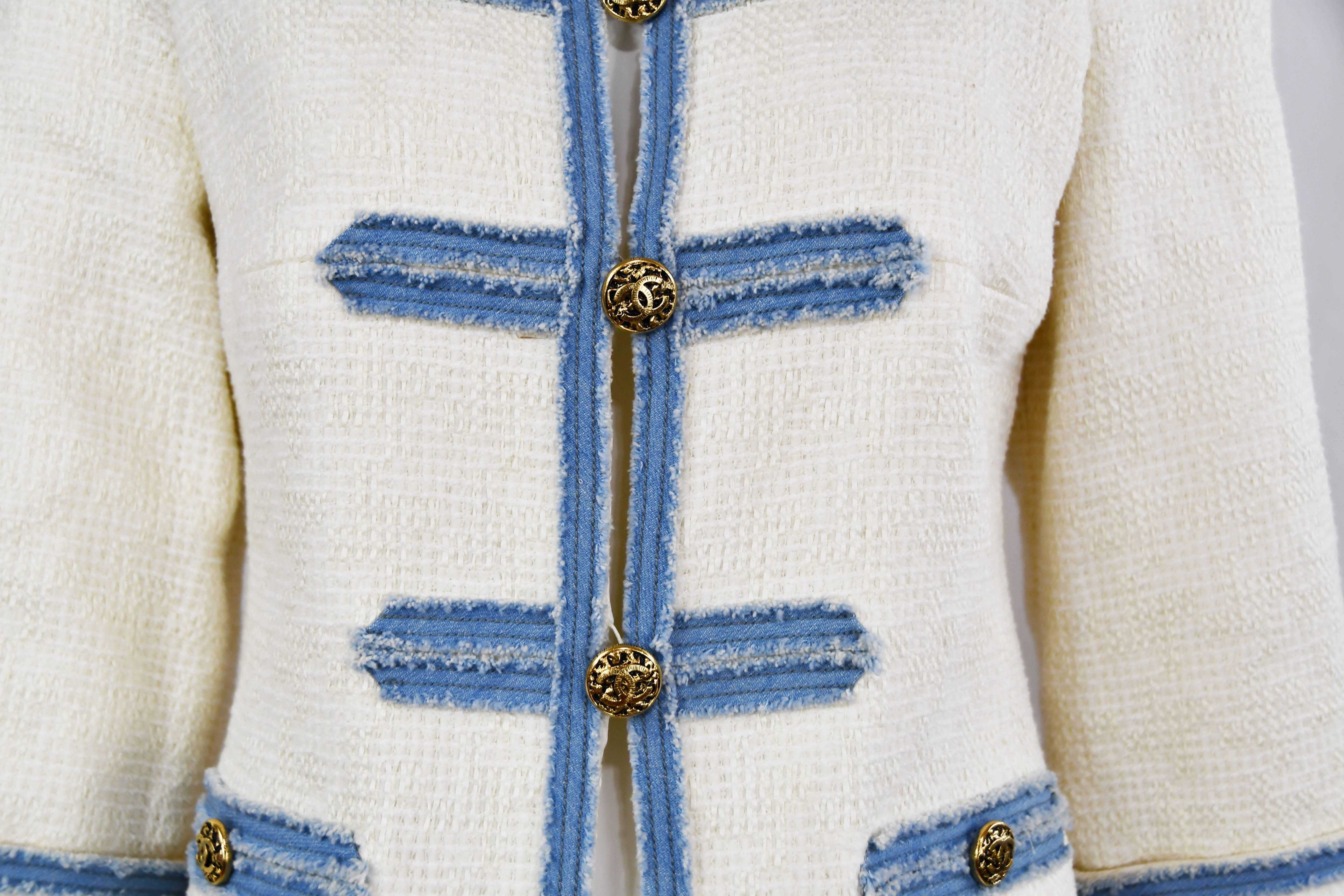 Gray Chanel 2007 Timeless White Boucle Denim Trimmed Jacket with Logo Buttons For Sale