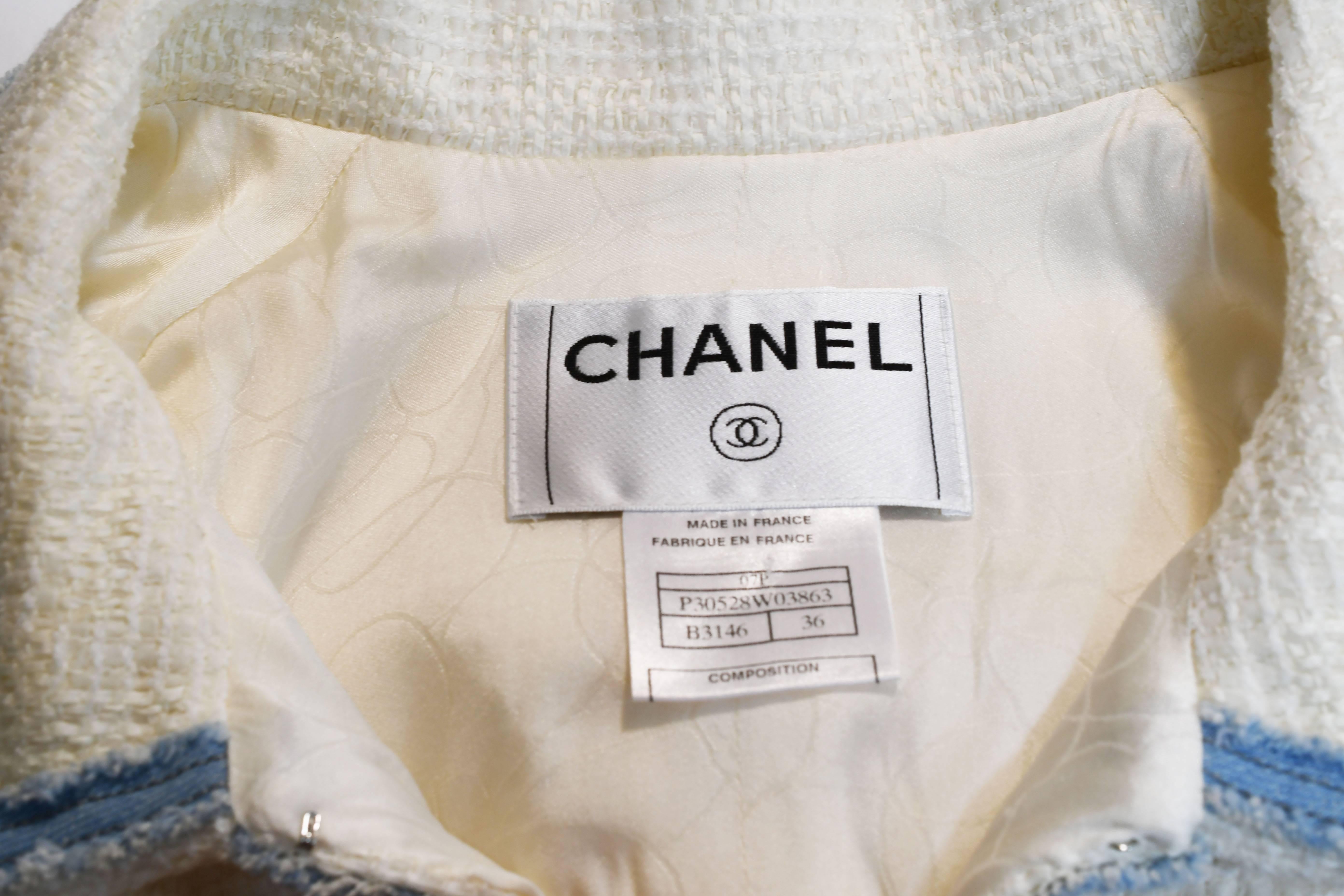 Chanel 2007 Timeless White Boucle Denim Trimmed Jacket with Logo Buttons For Sale 1