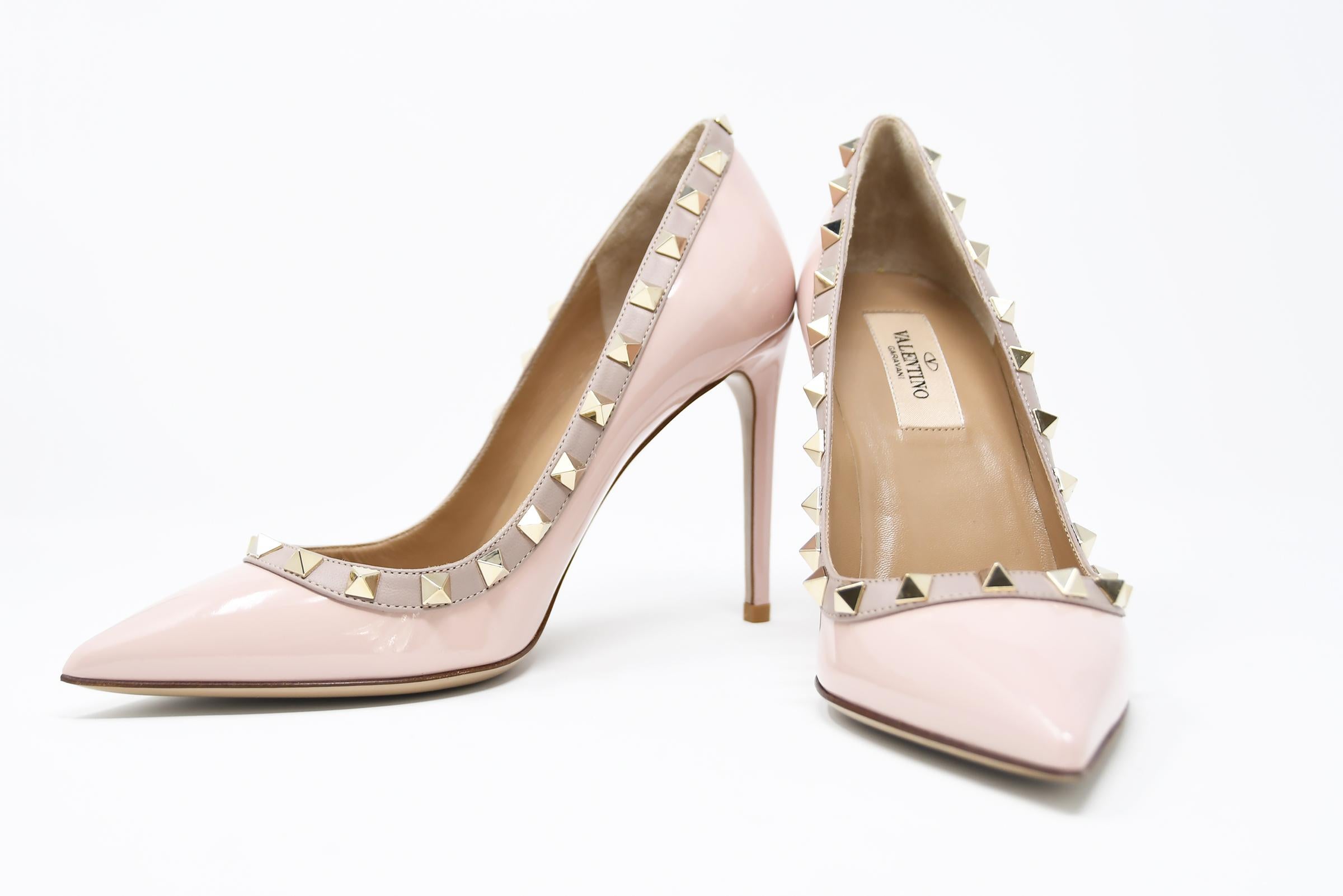 Valentino Rock Stud Light Pink Patent Leather Pumps - Size 36 1/2 In New Condition For Sale In Newport, RI