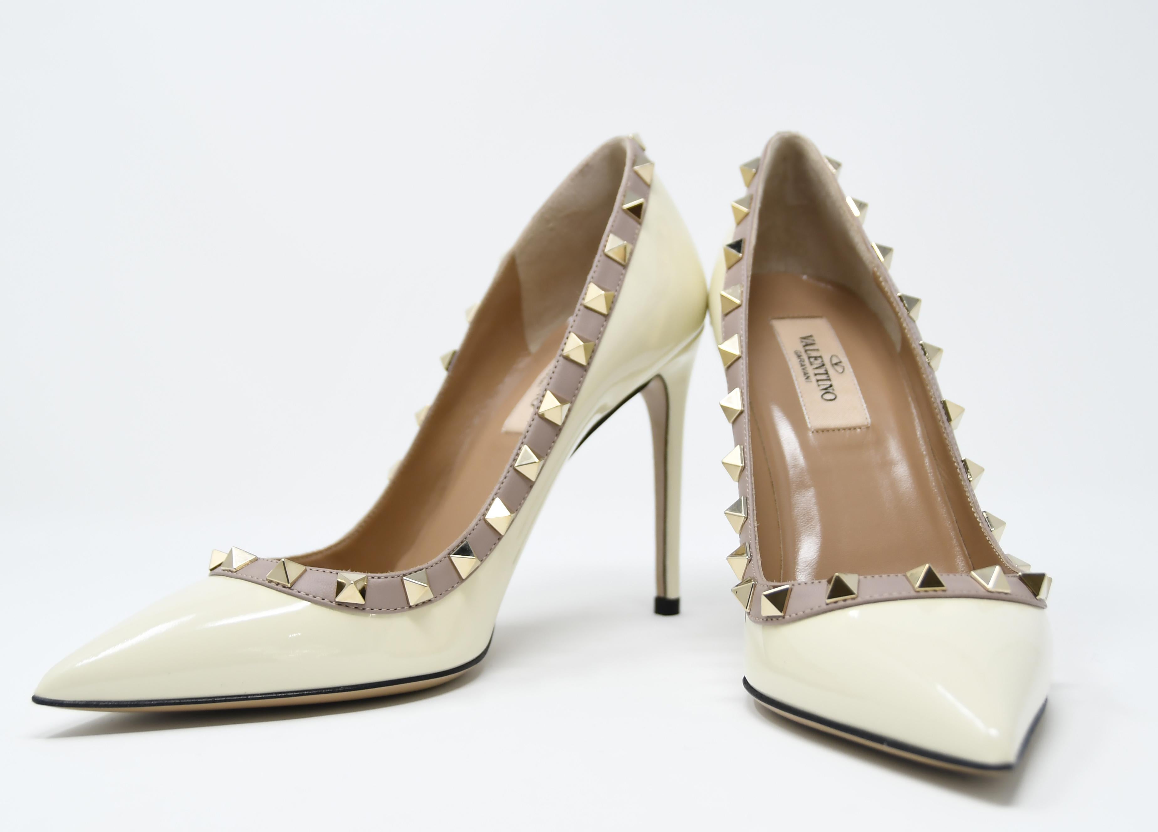 Valentino Rock Stud Off White Patent Leather Pumps - Size 36 1/2 In New Condition For Sale In Newport, RI