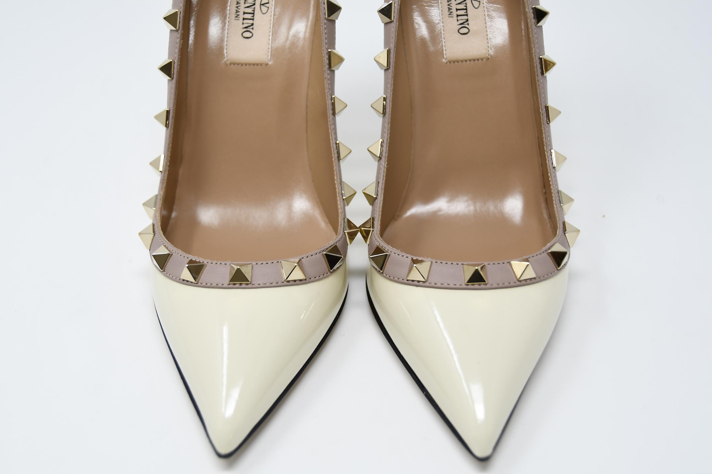 Women's Valentino Rock Stud Off White Patent Leather Pumps - Size 36 1/2 For Sale