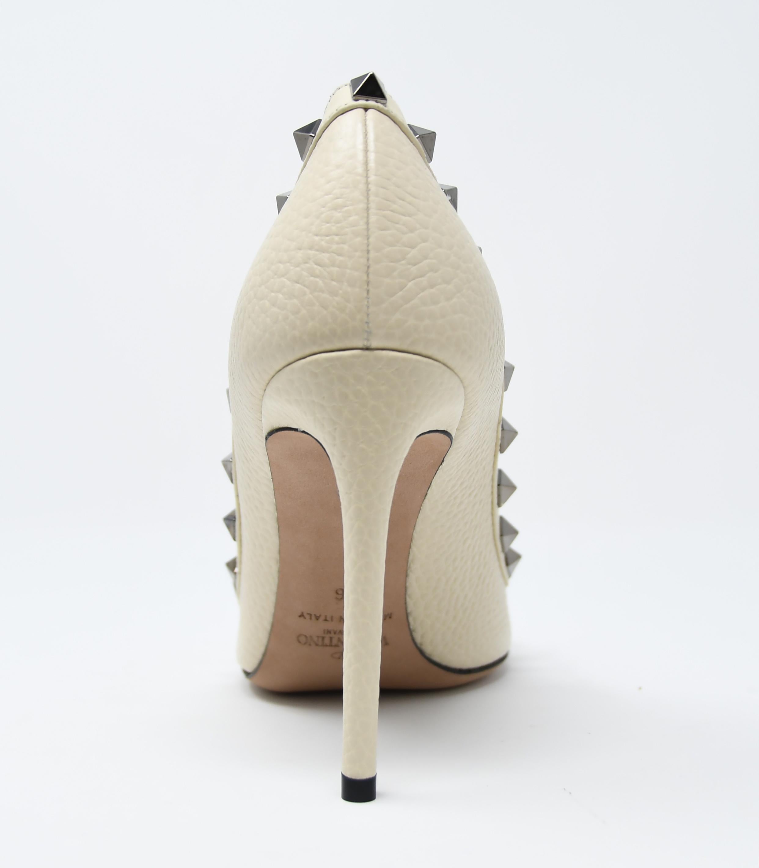 Classic Valentino stiletto in an off white pebbled leather with signature gunmetal rock stud design.  Brand new and comes in original box with dust bag.