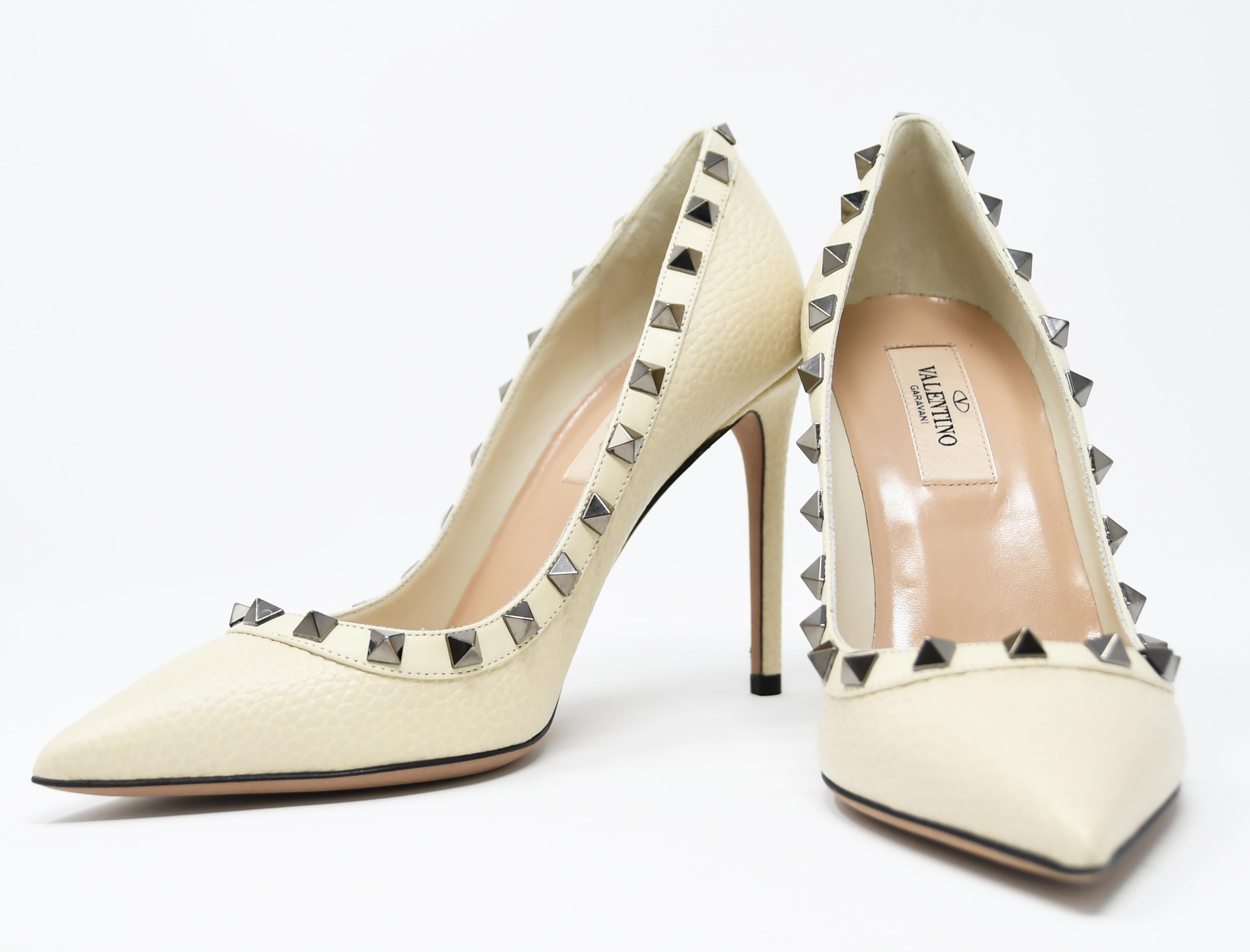 Valentino Rock Stud Off White Pebbled Leather Pumps - Size 36 1/2 In New Condition For Sale In Newport, RI