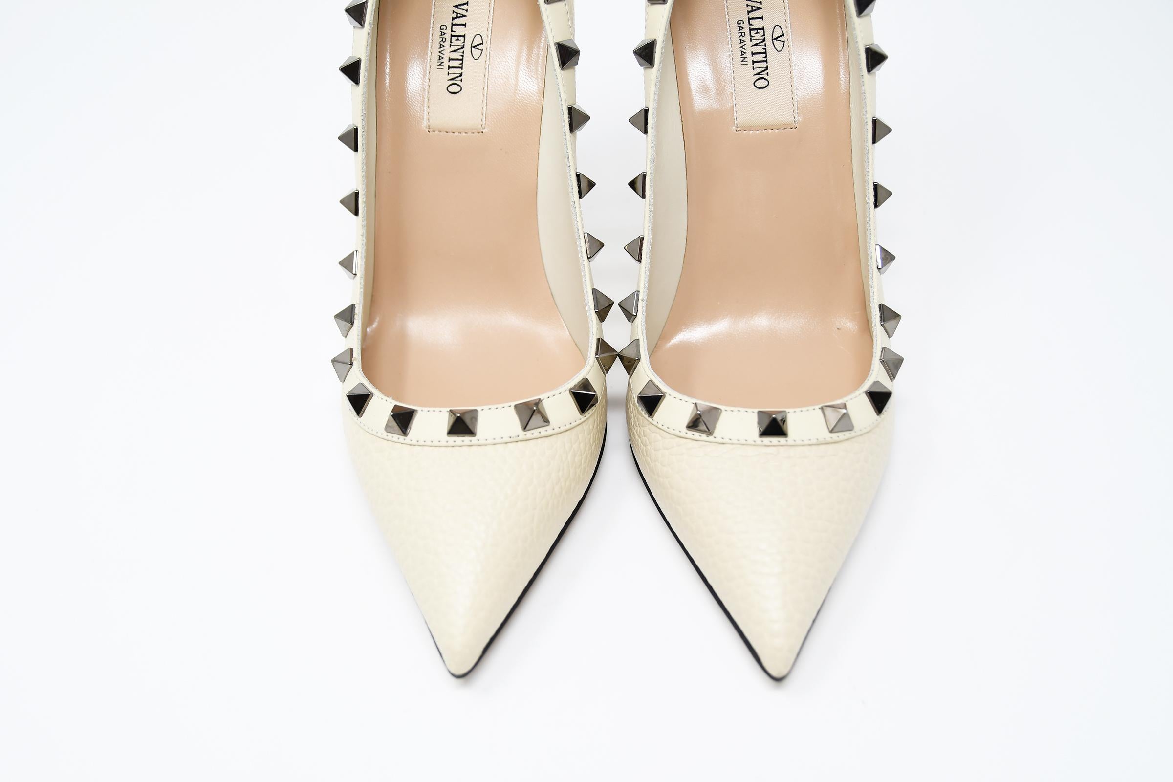 Valentino Rock Stud Off White Pebbled Leather Pumps - Size 36 1/2 For Sale 1