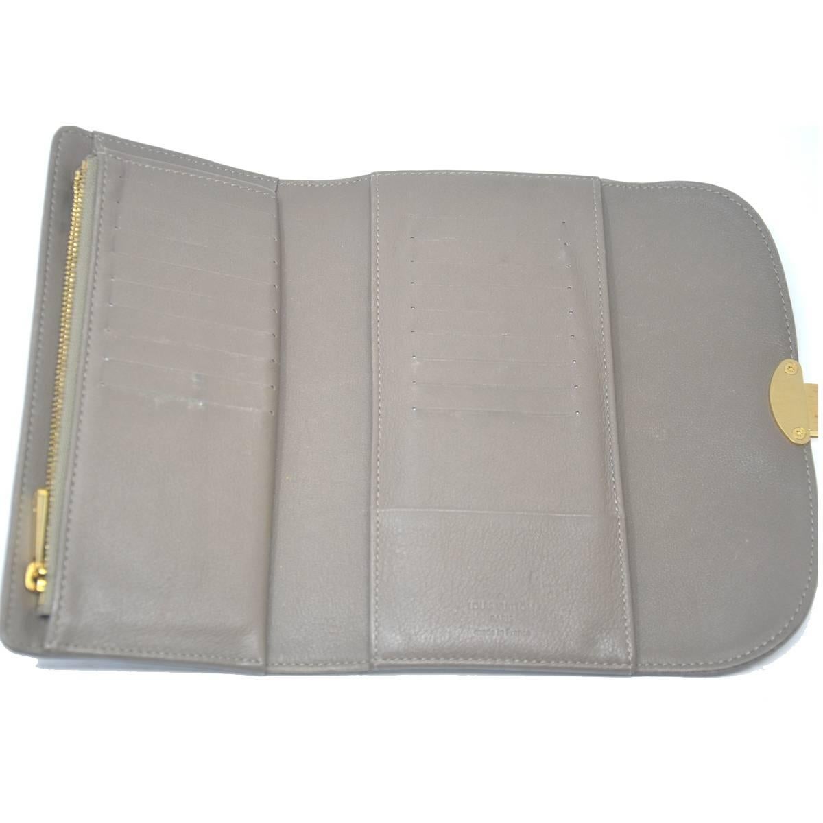 Louis Vuitton Mahina Portefeuille Amelia Taupe Wallet In Excellent Condition In Boca Raton, FL