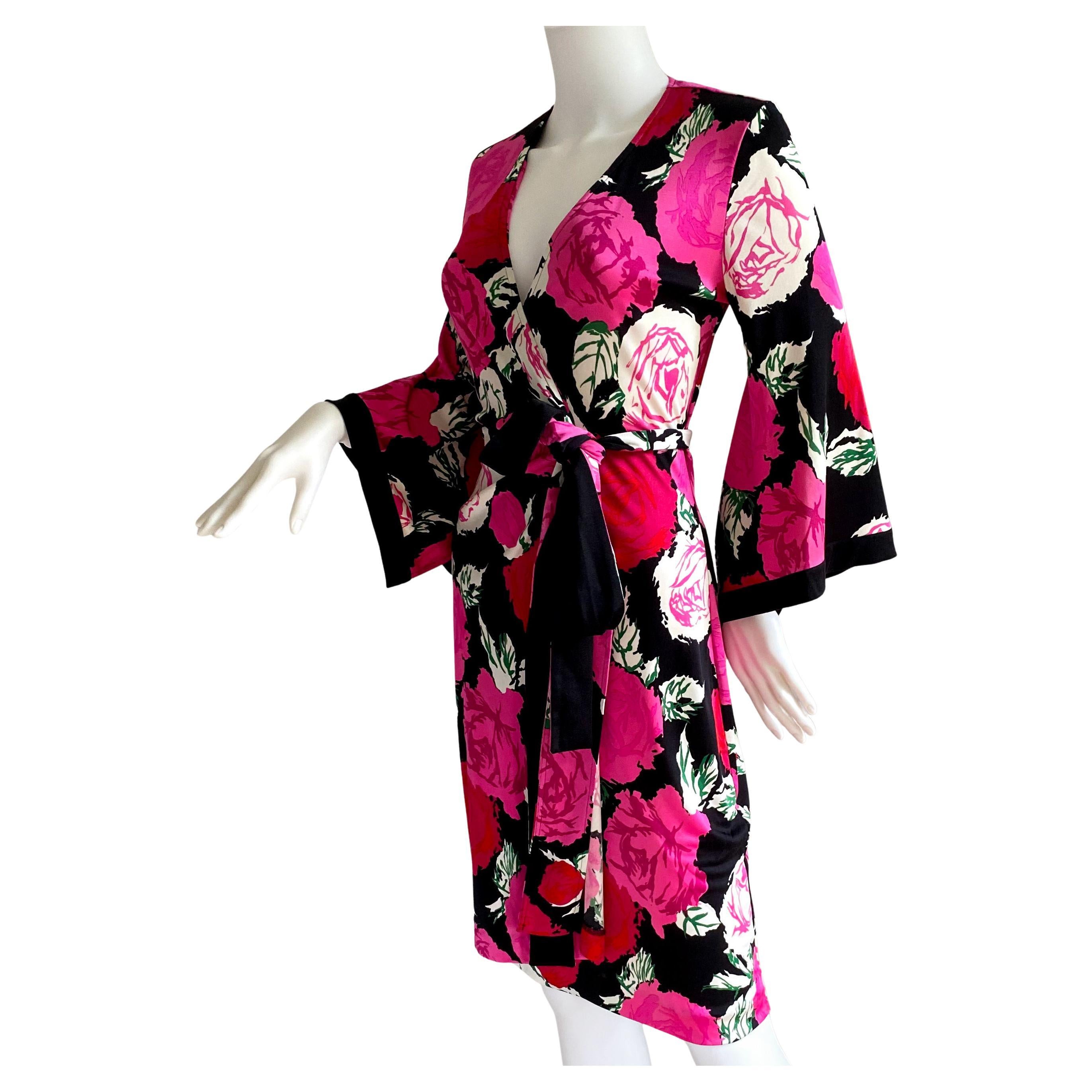 Flora Kung Rosen Print Kimono Wickelkleid aus Seide - NWT