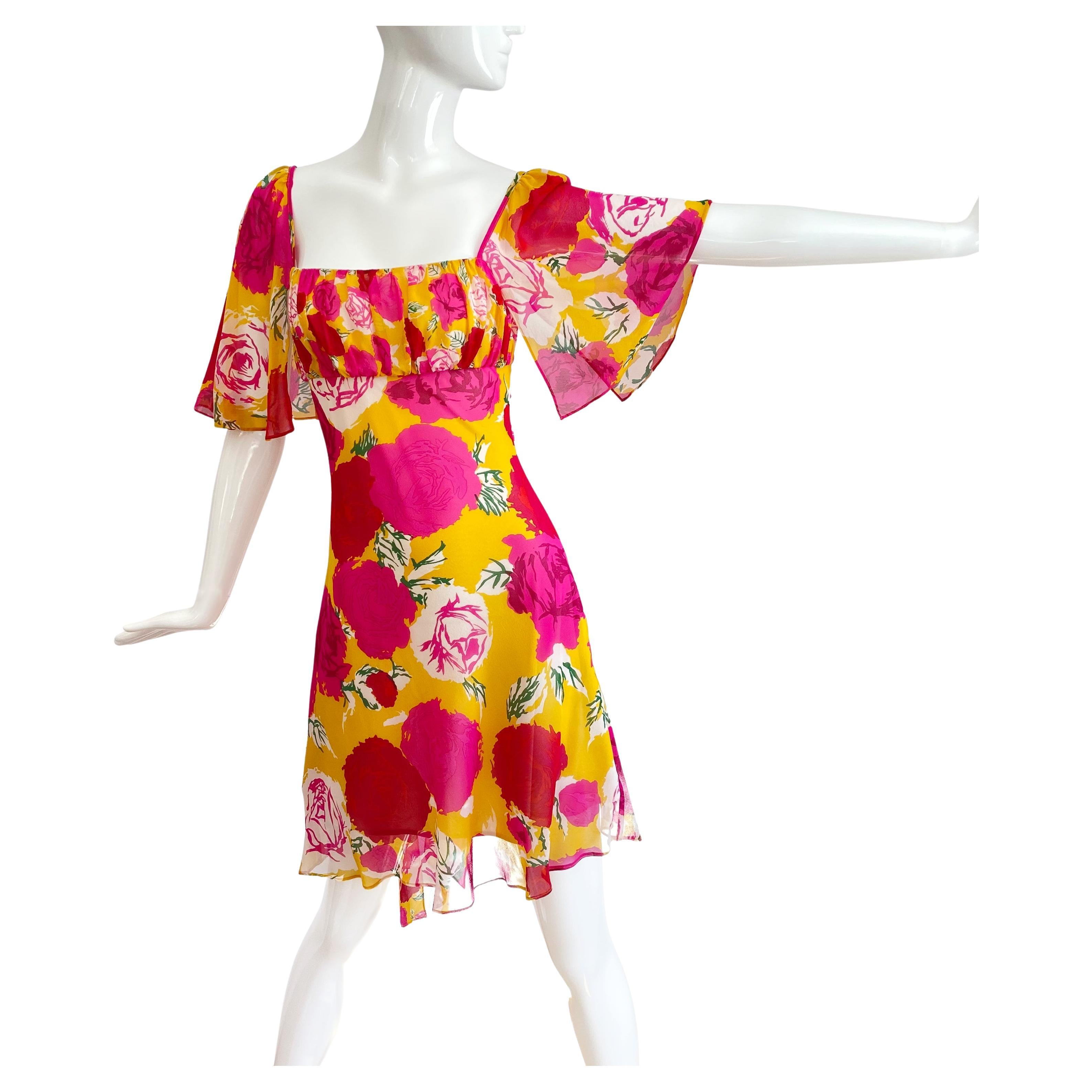 Flora Kung Gelbes und rosafarbenes Minikleid aus Seiden-Georgette mit Rosenmuster, neu mit Etikett im Angebot