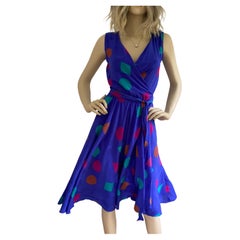 Blaues Wickelkleid mit Kreisrock aus Seide mit True Wrap-Druck - NEU Flora Kung 