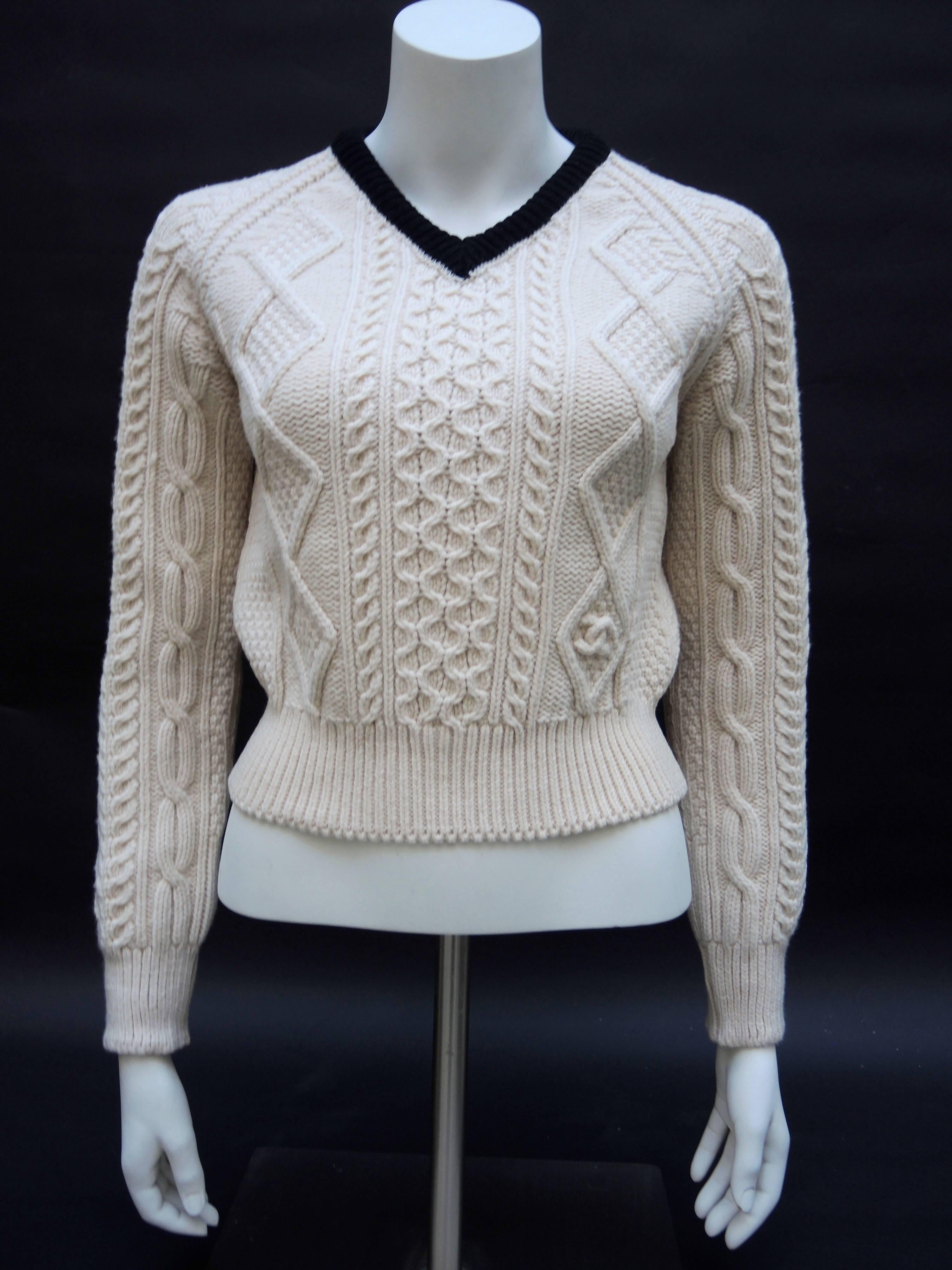 Chanel Handknit Ivory and Black Wool Sweater Winter Collection, 1999 In Good Condition In Antwerp, BE