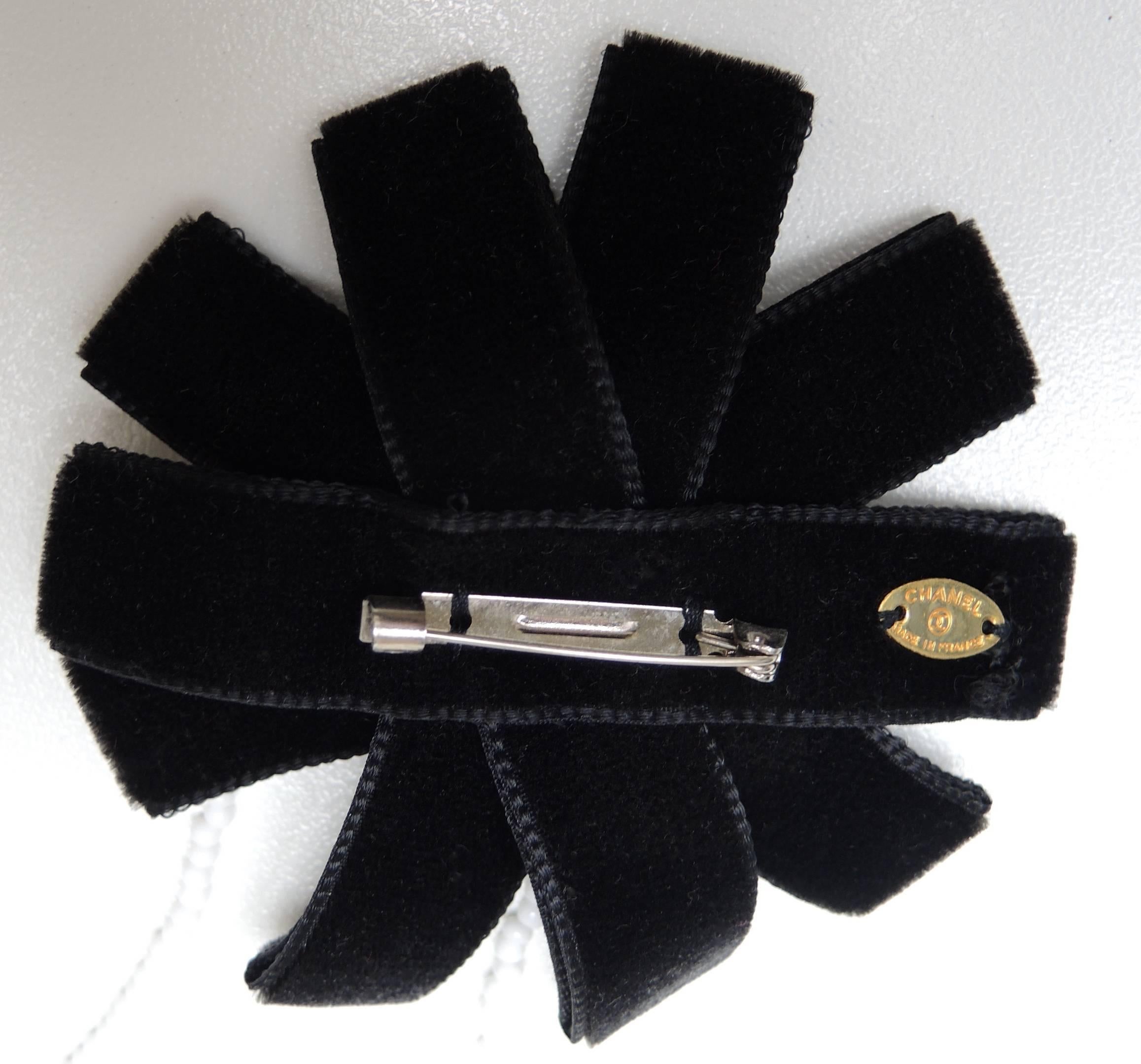 Chanel Vintage Black Velvet Ribbon Pin Brooch with White Glass Beads In Good Condition In Antwerp, BE