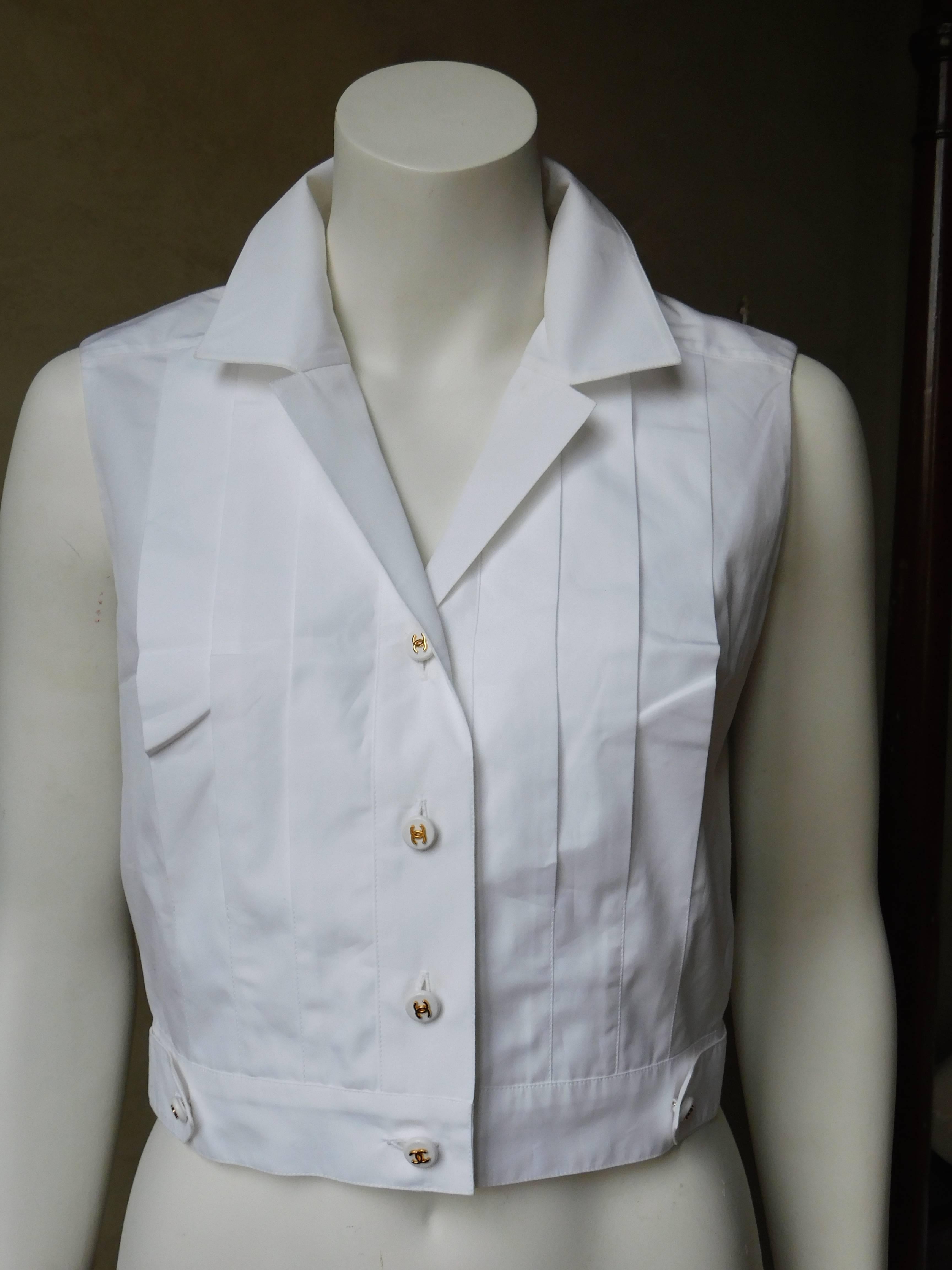 Gray Chanel boutique White Pleated Cotton Sleeveless Button Front Shirt 