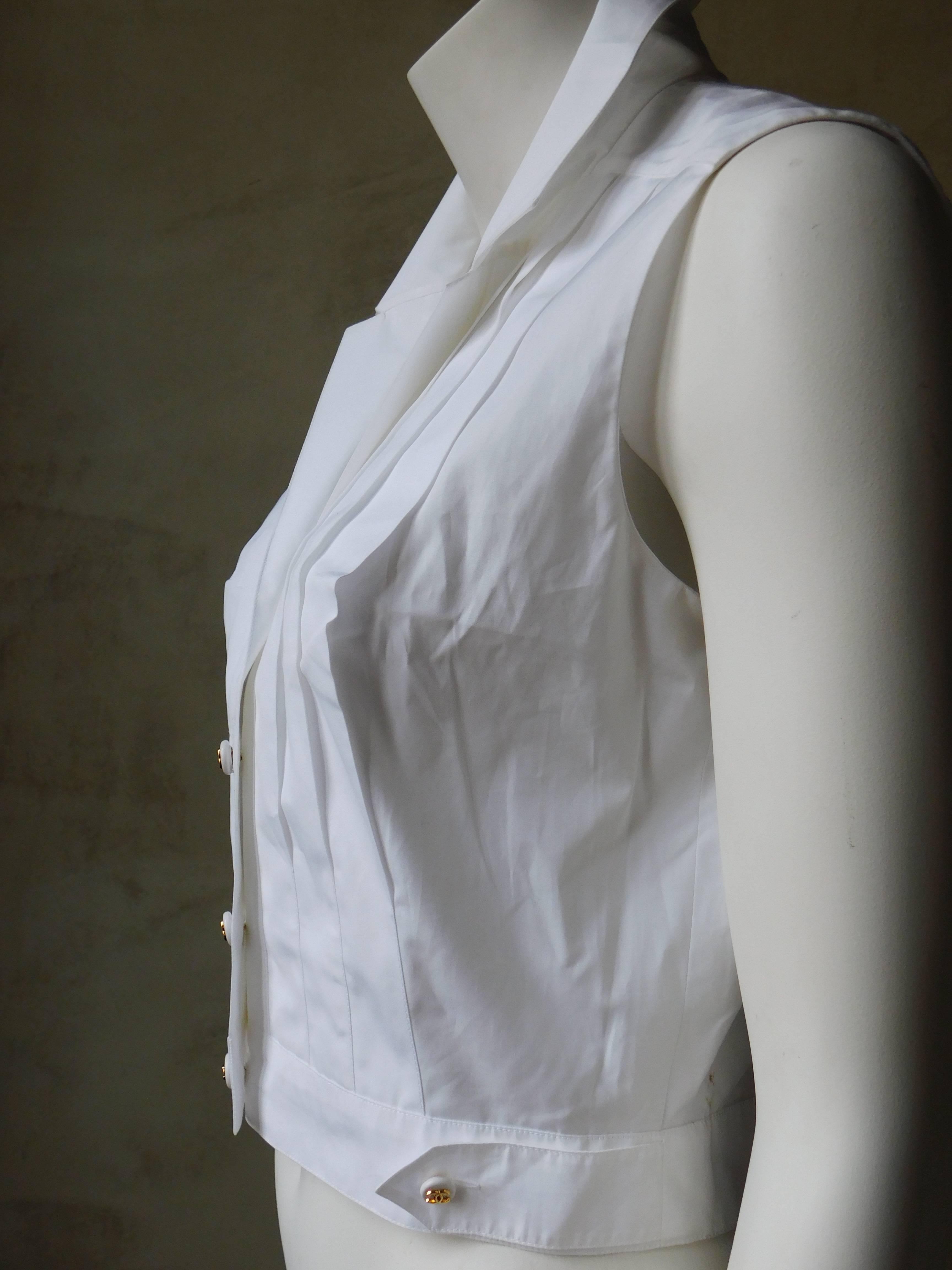 Chanel boutique White Pleated Cotton Sleeveless Button Front Shirt  In Good Condition In Antwerp, BE