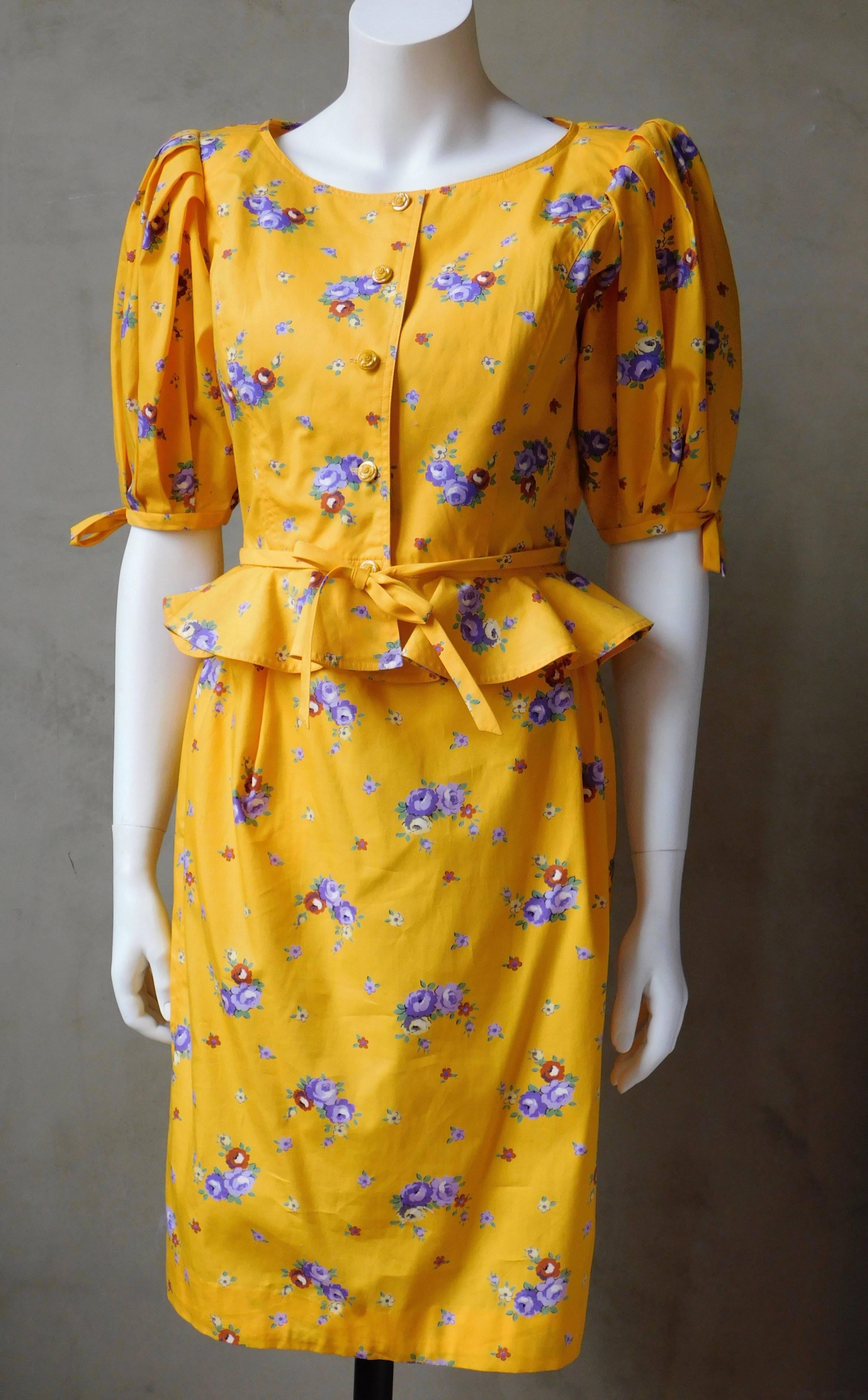 The perfect summer party dress ensemble in sunflower yellow cotton with a very French print of small purple flowers .Made in Italy by Ungaro solo donna Paris 1980s.
Marked size 8/42 , but this garment has been altered when purchased and is a size