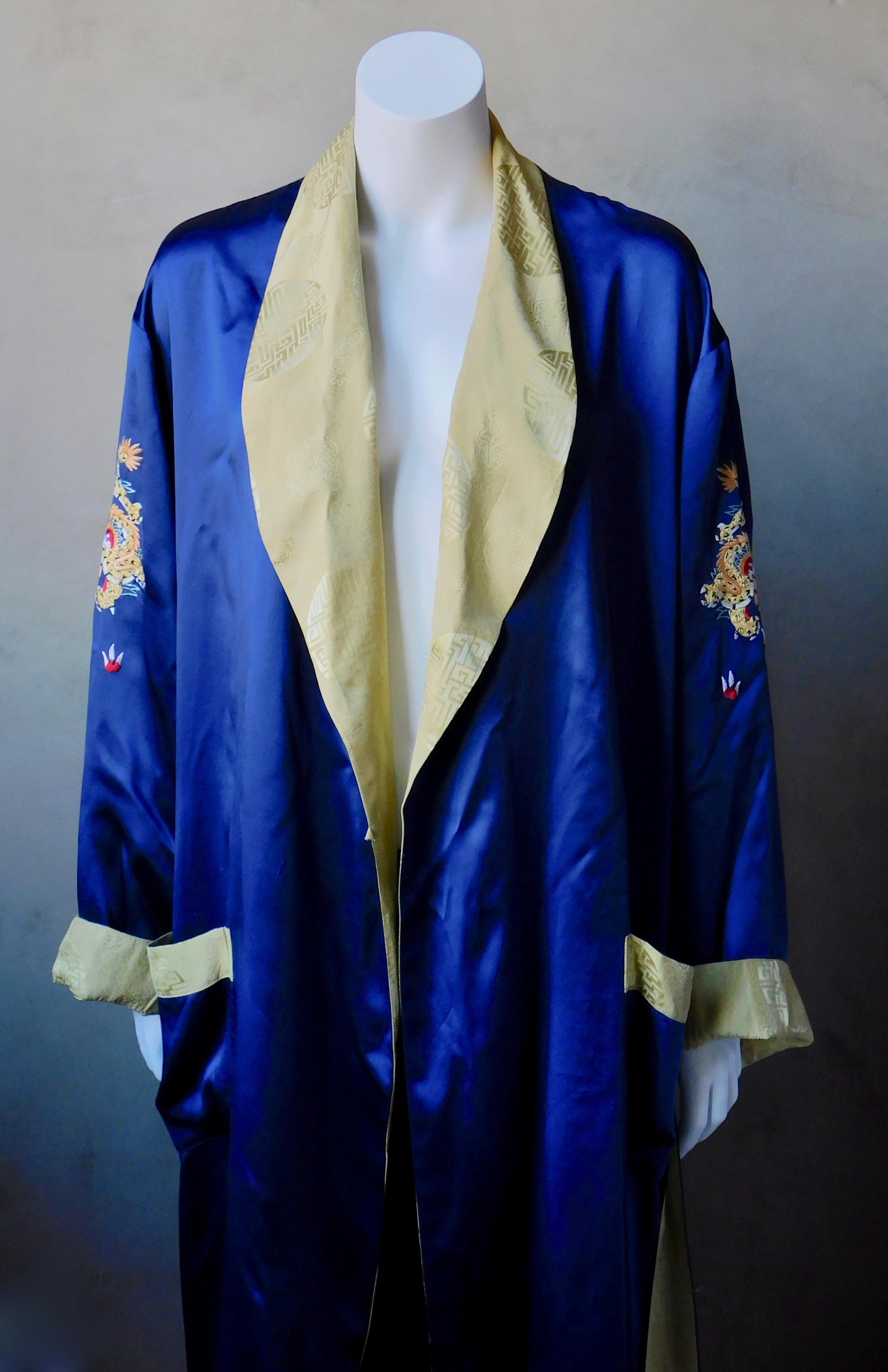 Vintage Blue and Gold Silk Robe with Dragon Embroidery In Good Condition In Antwerp, BE
