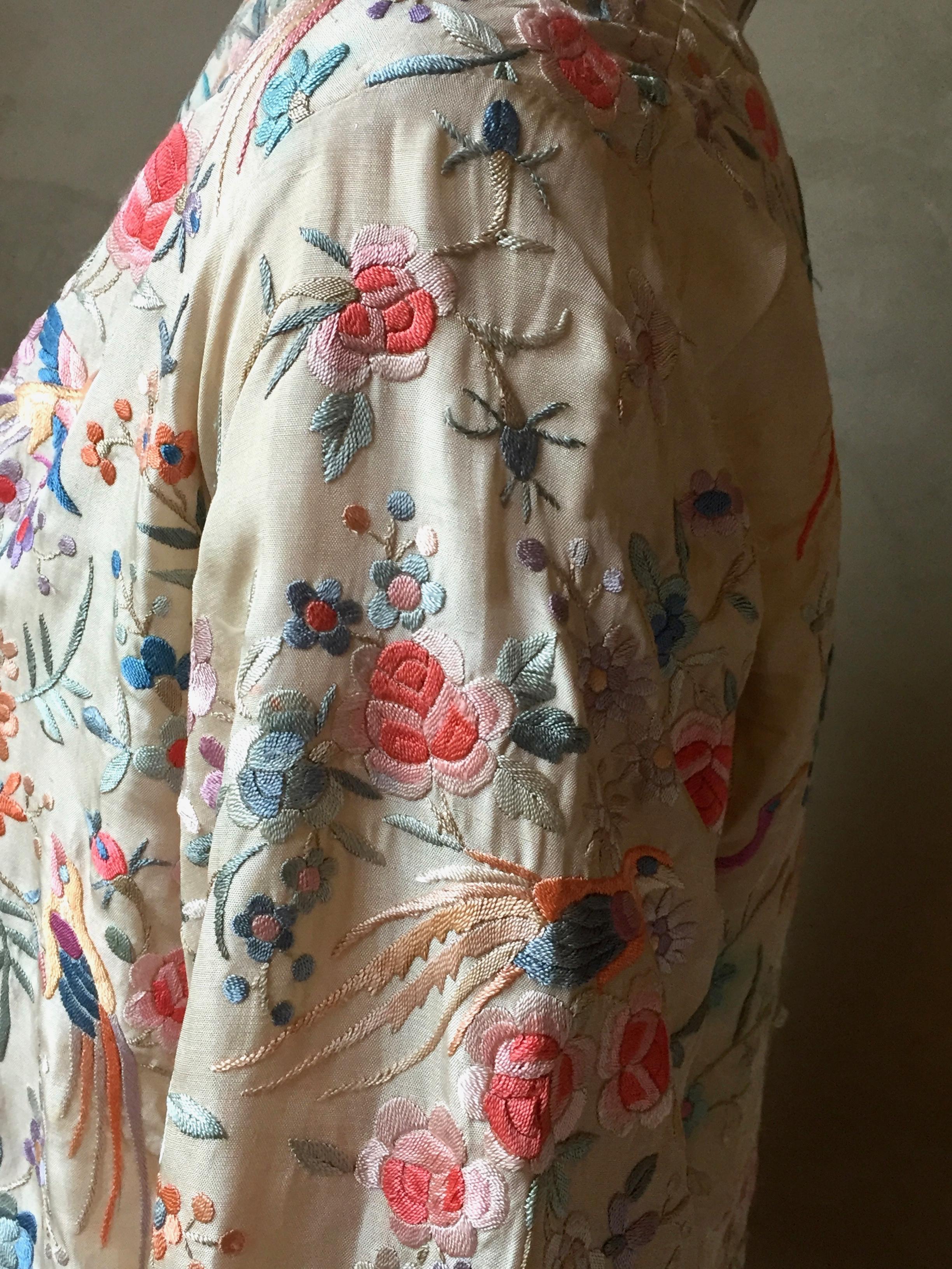 Antique Cantonese Chinese Hand Embroidered Silk Jacket In Good Condition In Antwerp, BE