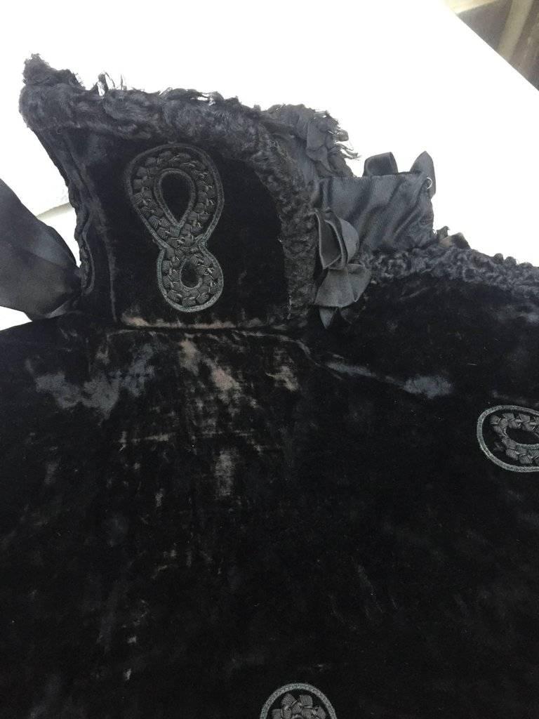Cape victorienne du 19e siècle en velours de soie noire brodée 1