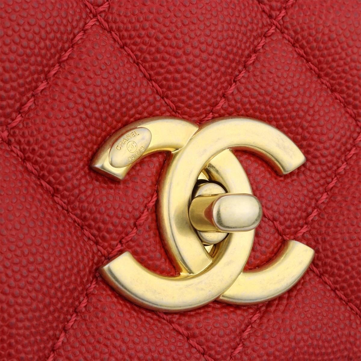 Authentic CHANEL Coco Handle Large Red Caviar with Brushed Gold Hardware 2018.

This stunning bag is in a pristine-brand new condition, the bag still holds its original shape, and the hardware is still very shiny.

Exterior Condition: Pristine