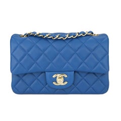 Sac Chanel rectangulaire en cuir d'agneau bleu avec des accessoires en or clair:: 2017