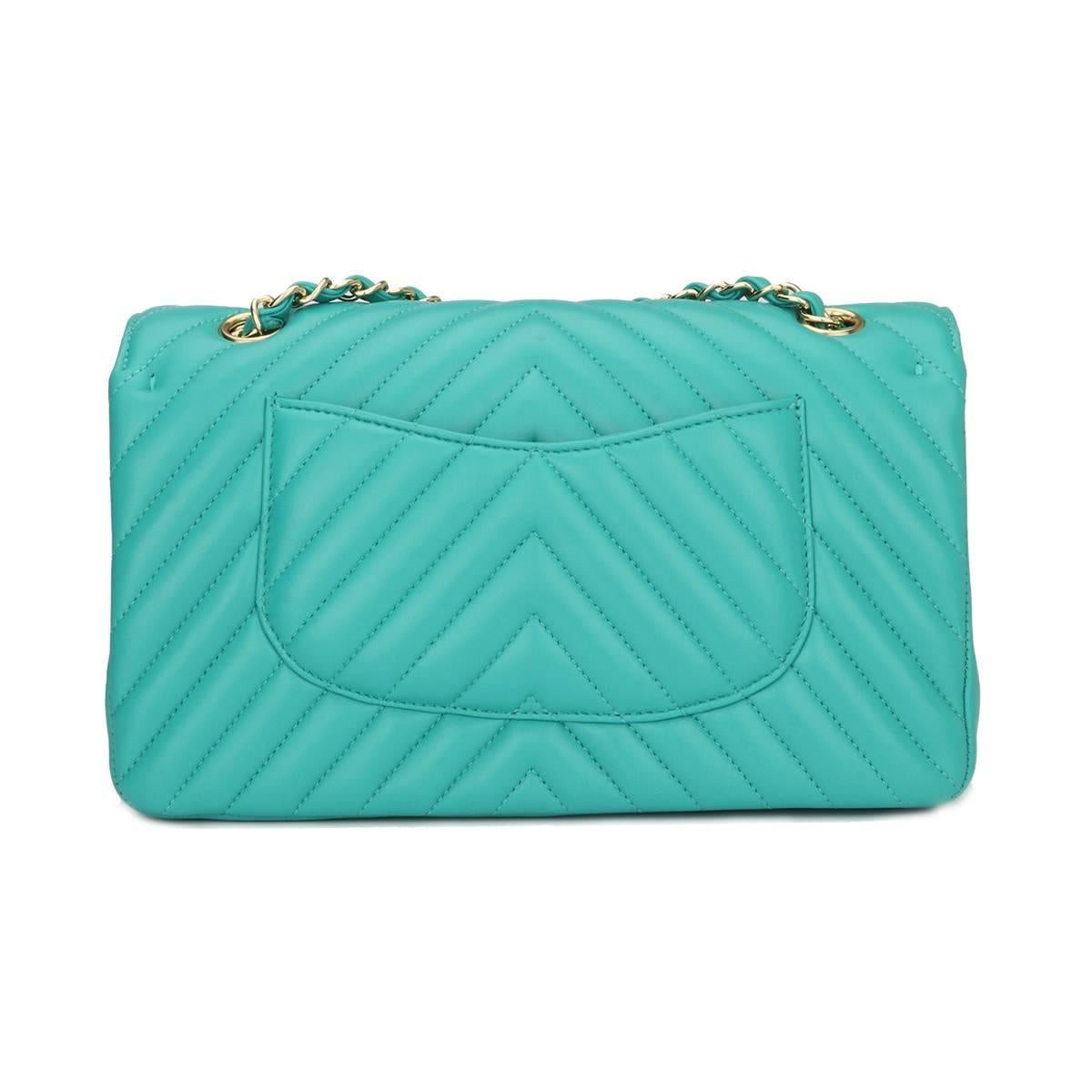 Authentic CHANEL Classic Double Flap M/L Chevron Turquoise Lambskin with Champagne Gold Hardware 2017.

This stunning bag is still in a pristine-brand new condition and the leather still smells fresh as if new.

Exterior Condition: Pristine