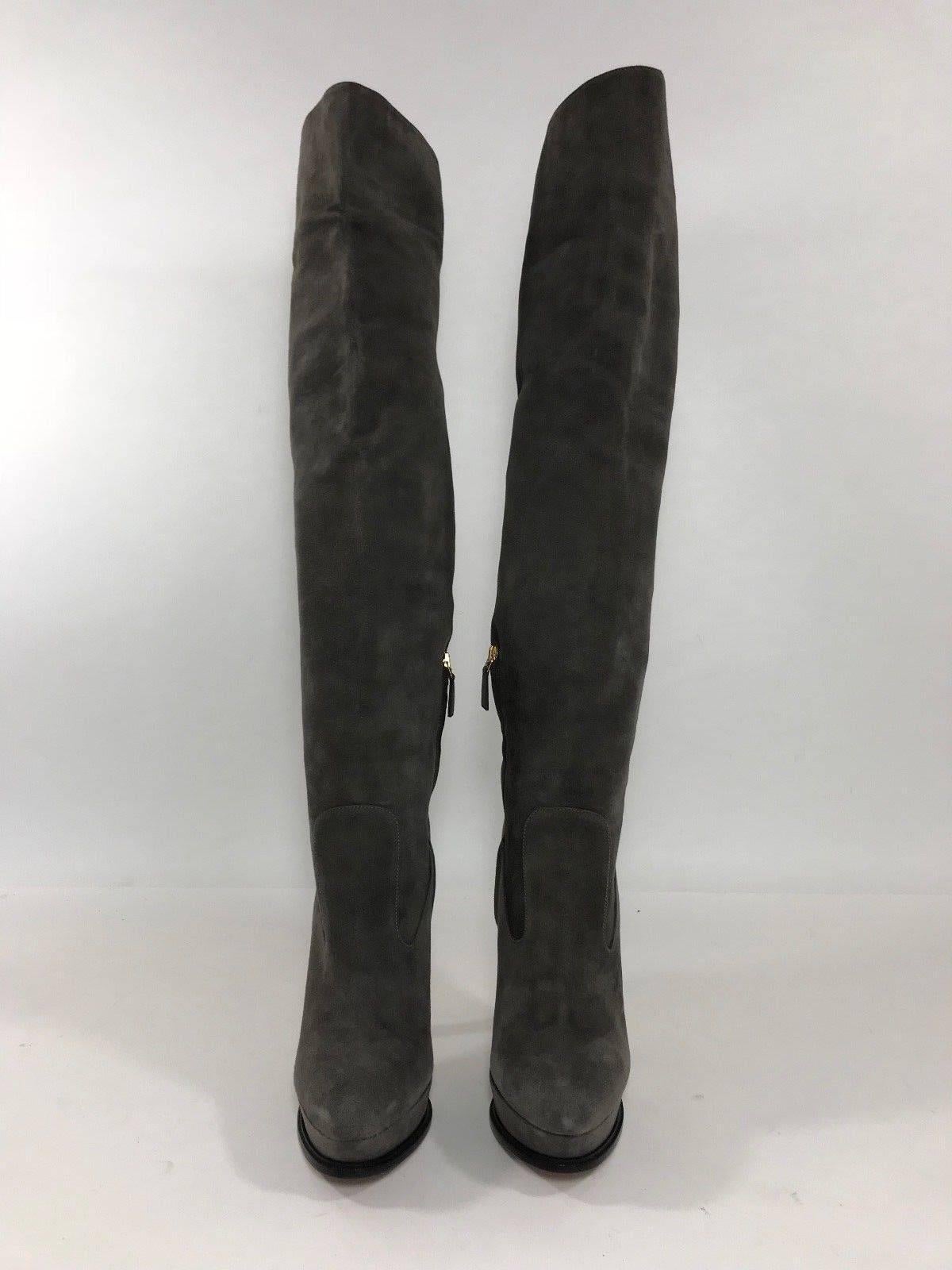 MODEL - Prada Slouch Over the Knee High Heel Platform Boots in Grey Suede
	
SKU - 1692
	
ORIGINAL RETAIL PRICE - 950 + tax
	
SIZE - US 10/Euro 40
	
MODEL DETAILS - Calzature Donna Camoscio Grigio
	
MATERIAL - Suede
	
COLOR - Grey
	
COMES WITH - Box,