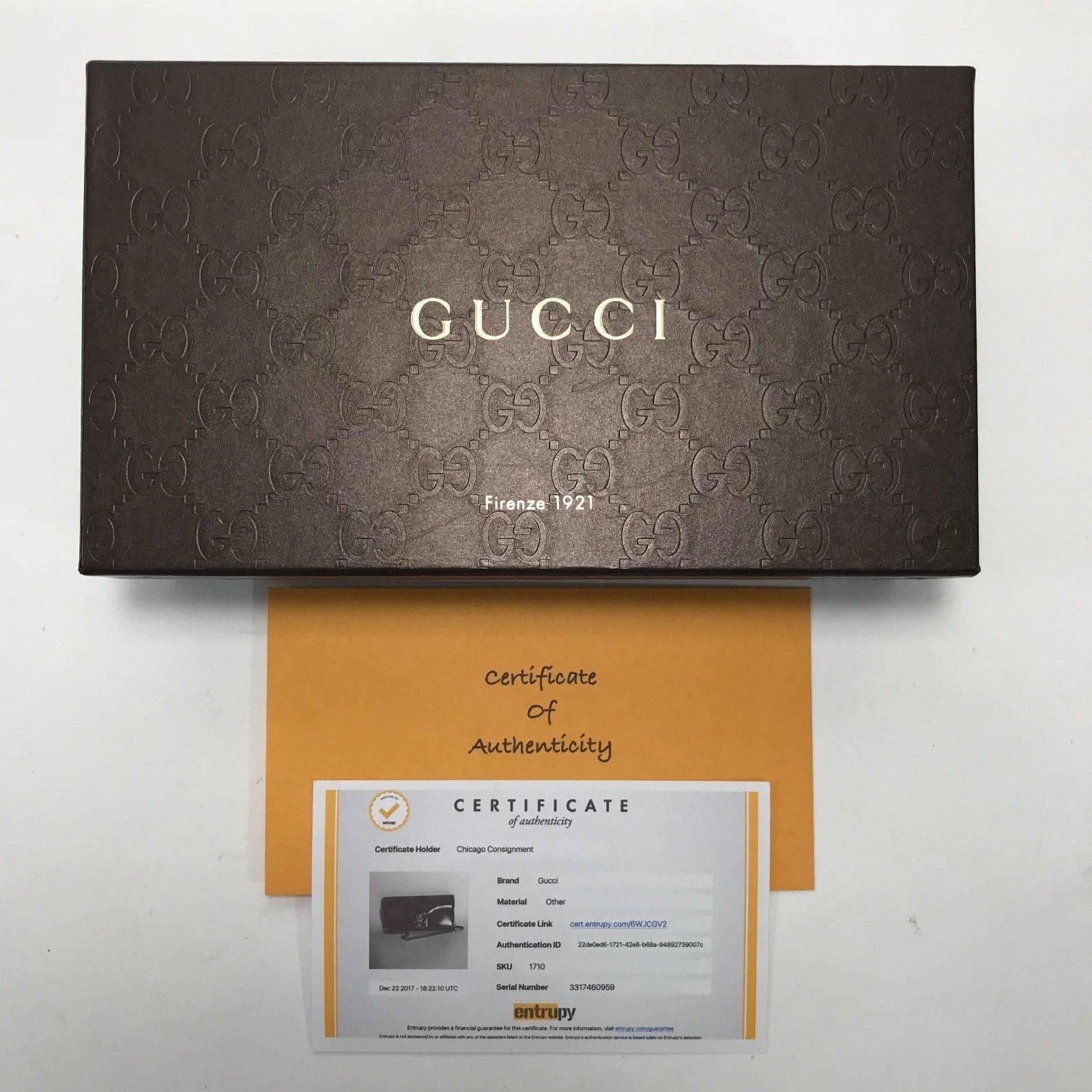 MODEL - Gucci Padlock Continental Wallet on Chain

CONDITION - Exceptional. Bright shiny hardware with no scratches. No rips, holes, tears, stains or odors. Very minor scuffing. Zipper slides easily. Piece maintains original shape without cracks or
