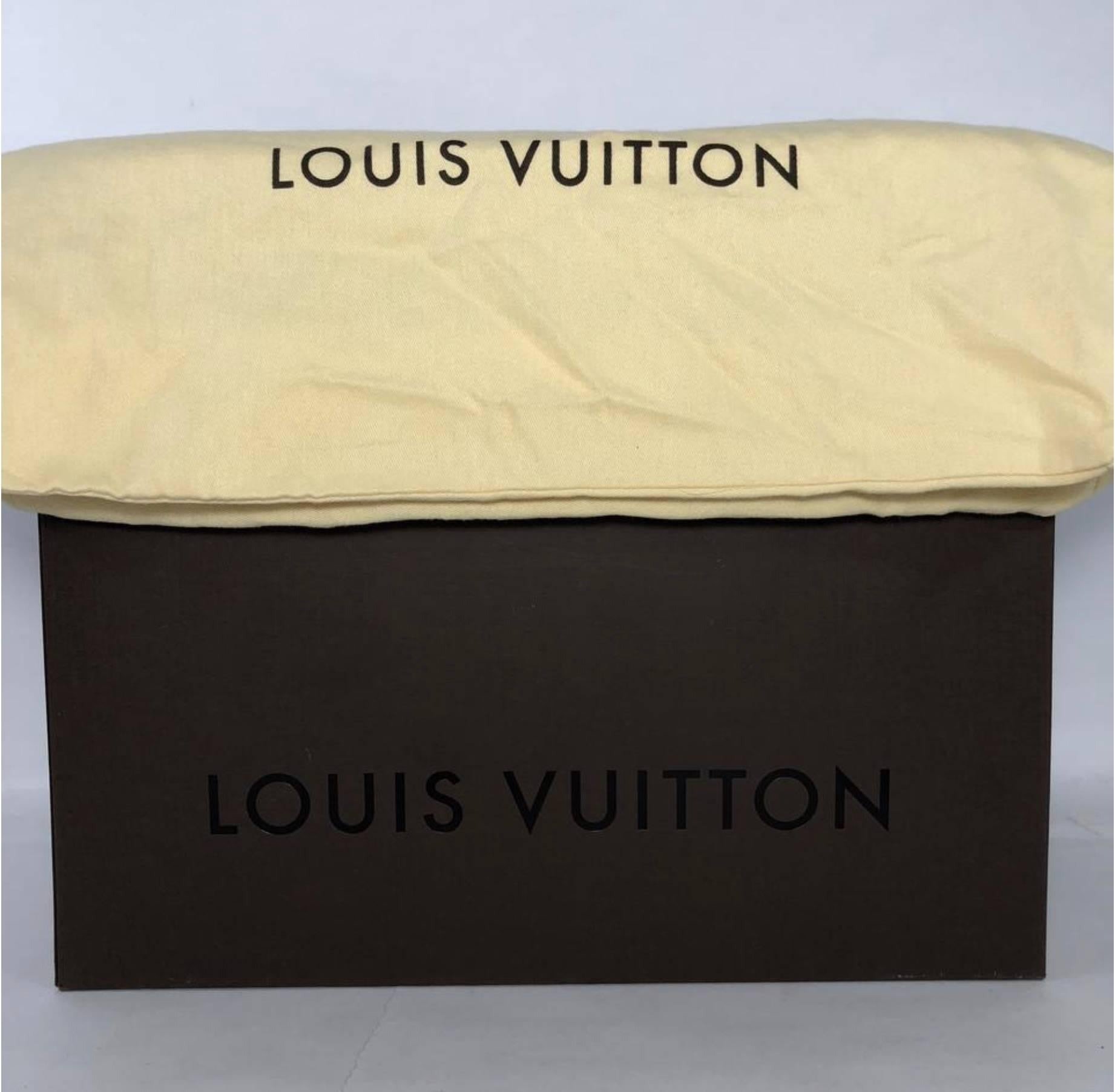 MODEL - Louis Vuitton Python Artsy in Gris (Brown)

CONDITION - RARE!  Looks almost New!  The only sign of wear is a very small spot on interior leather on sidewall panel.  

SKU - 2286

ORIGINAL RETAIL PRICE - 11500 + tax

DATE/SERIAL CODE -